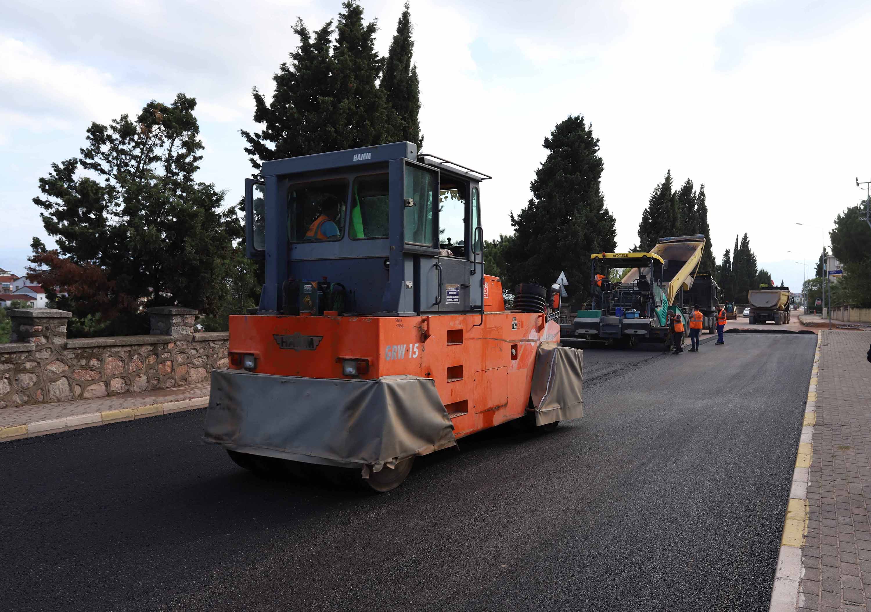 DERİNCE’DE ALTYAPISI BİTEN CADDE VE SOKAKLAR ASFALTLANIYOR