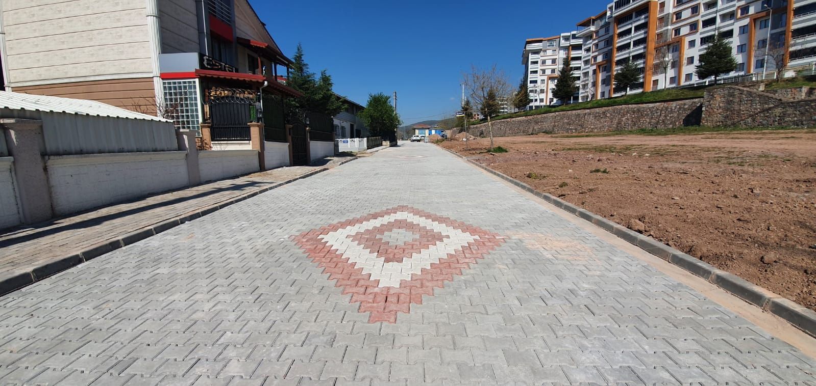 DERİNCE’DE ÜSTYAPI ÇALIŞMALARI SÜRÜYOR