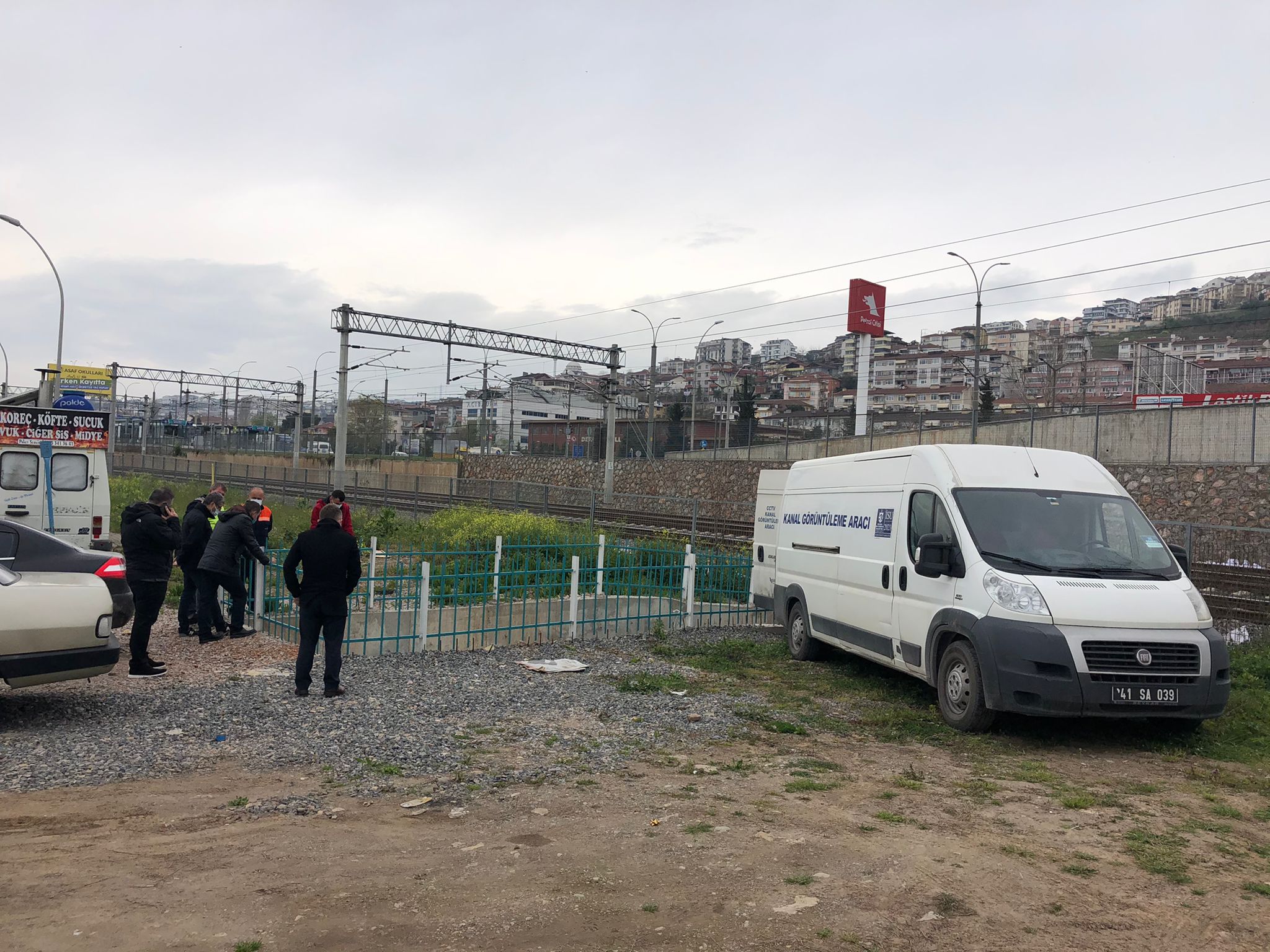 İZMİT PLAJYOLU SAHİLİ’NDEKİ KİRLİLİĞİN SEBEBİ TESPİT EDİLDİ