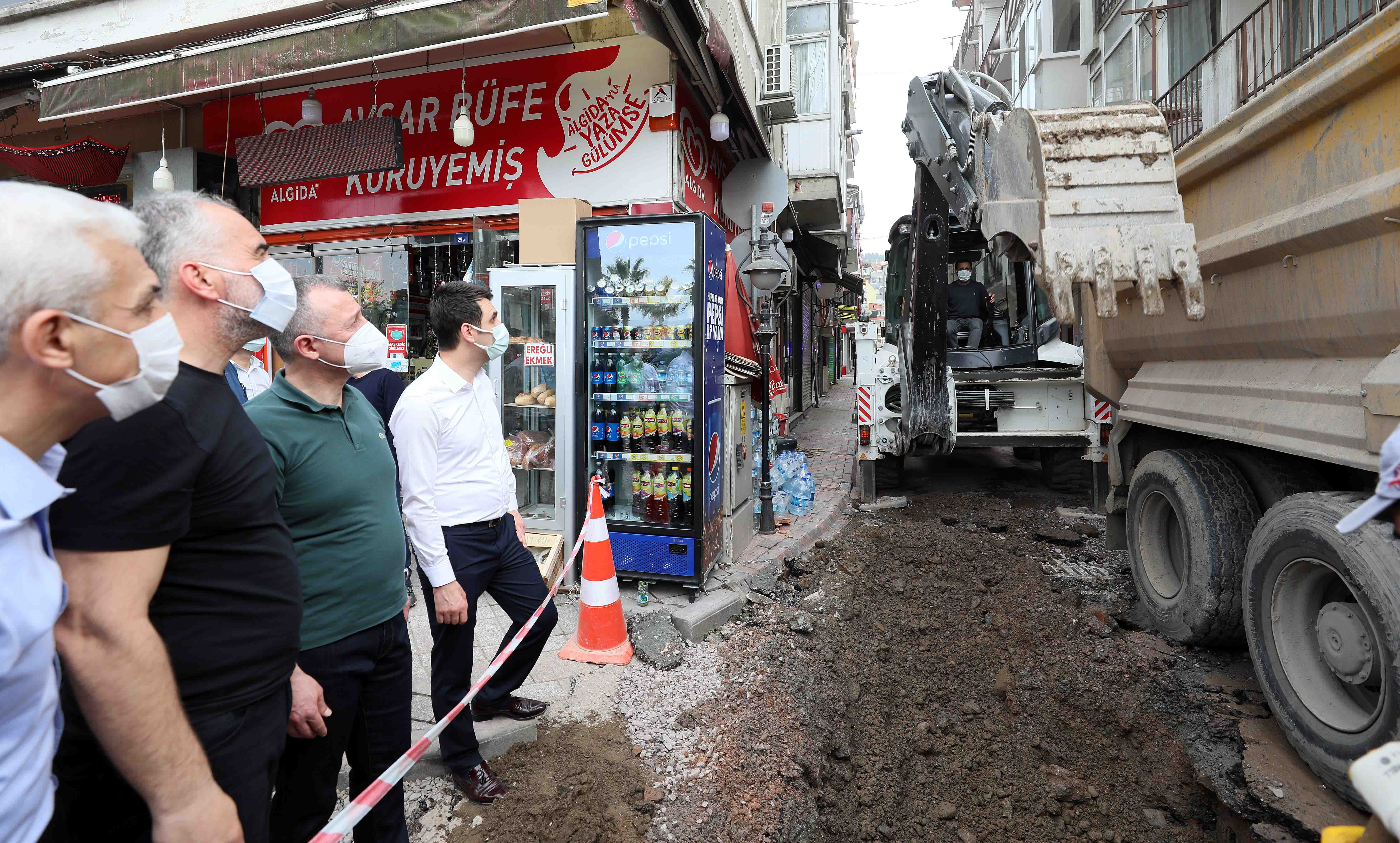 BAŞKAN BÜYÜKAKIN, KARAMÜRSEL’DEKİ ALTYAPI ÇALIŞMALARINI DENETLEDİ