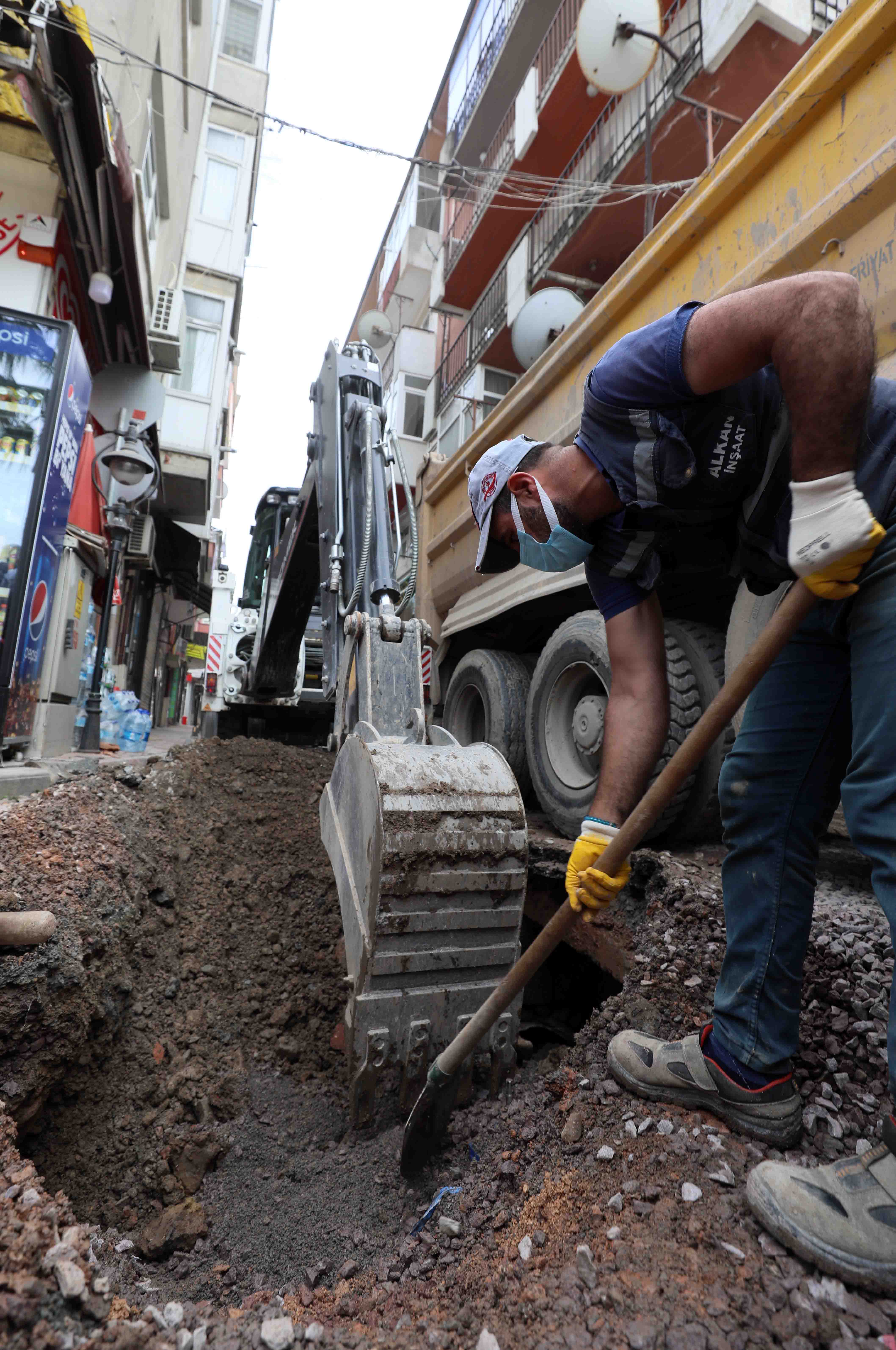 BAŞKAN BÜYÜKAKIN, KARAMÜRSEL’DEKİ ALTYAPI ÇALIŞMALARINI DENETLEDİ