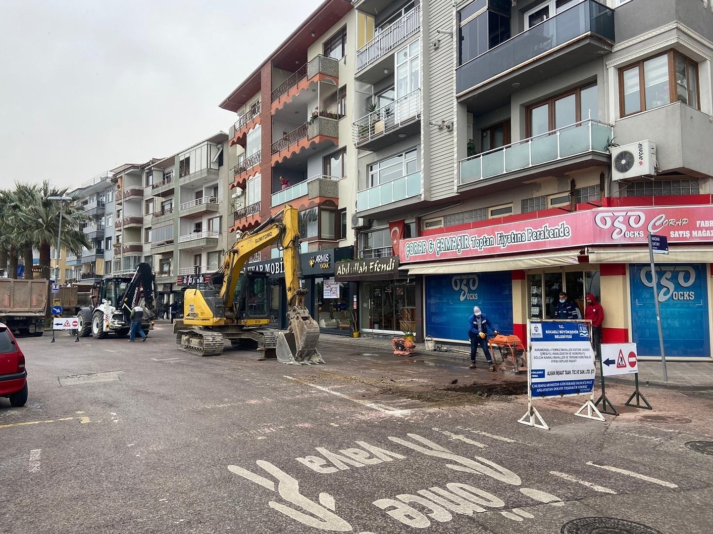BAŞKAN BÜYÜKAKIN, KARAMÜRSEL’DEKİ ALTYAPI ÇALIŞMALARINI DENETLEDİ