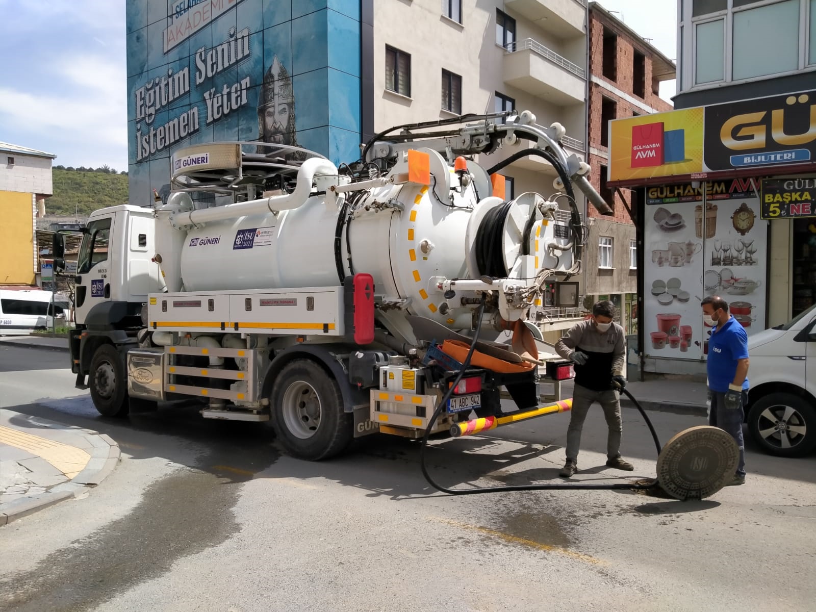 DİLOVASI’NDA ALTYAPI HATLARINDA TEMİZLİK YAPILIYOR