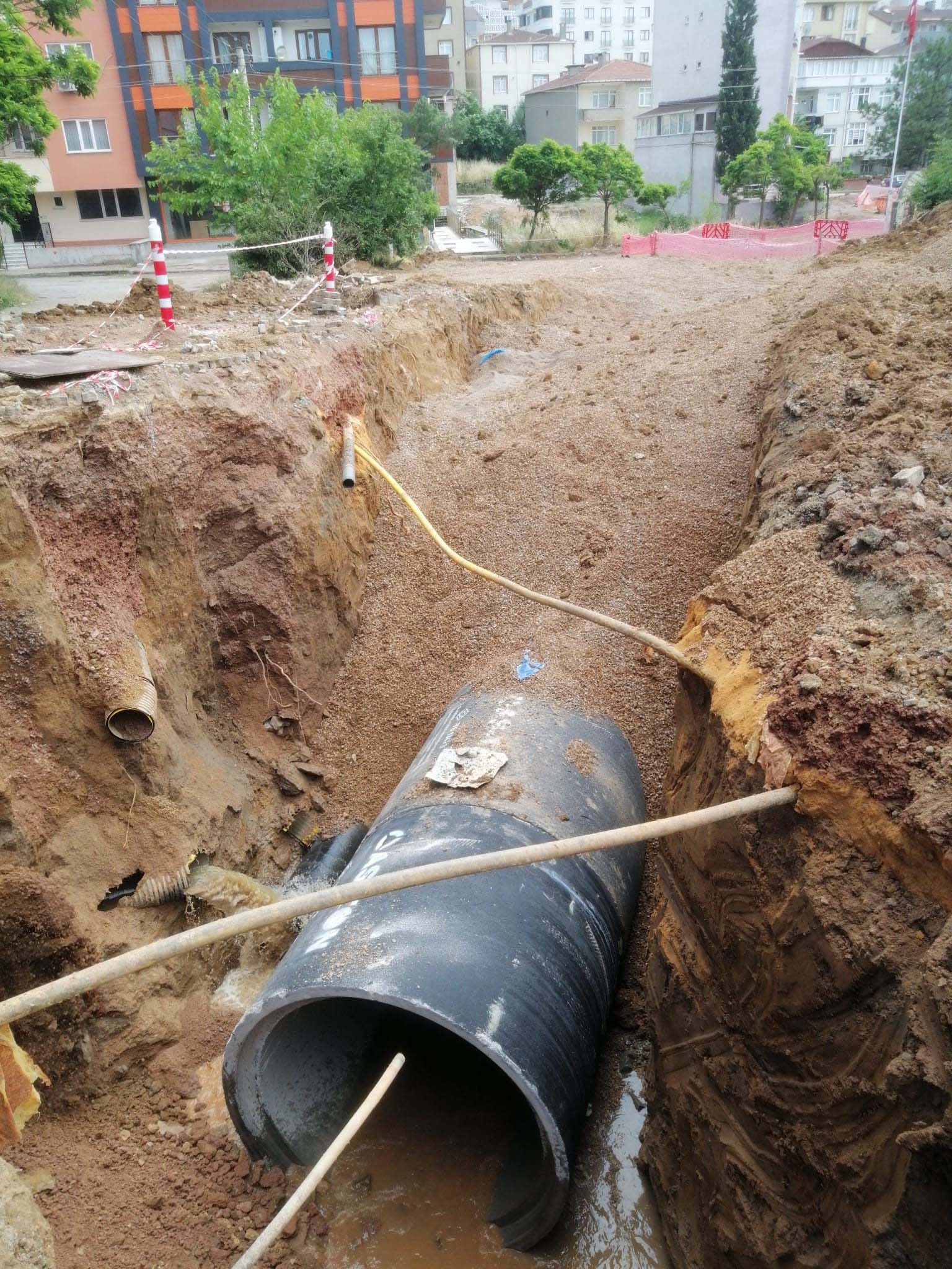ÇAYIROVA KENT MEYDANI PROJESİ’NDE ALTYAPI DEPLASELERİ YAPILIYOR