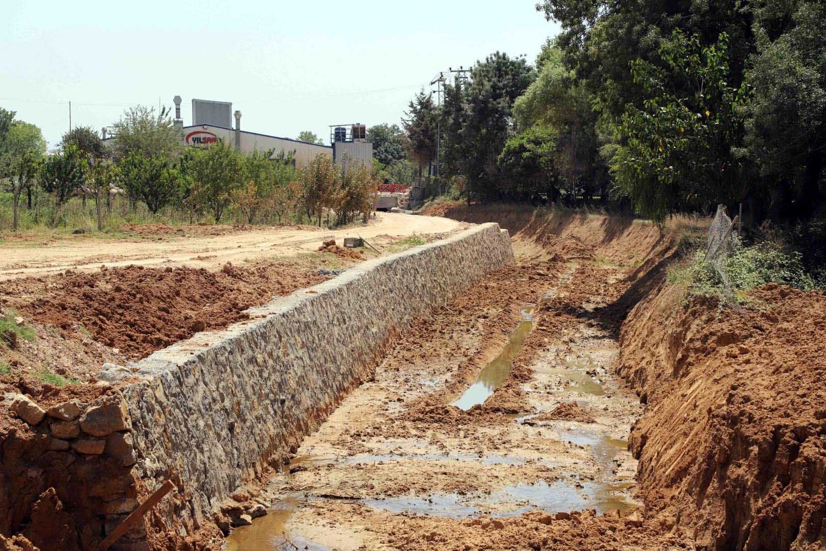 KOCAELİ'DE DERELER DÜZENLİ AKIŞ İÇİN ISLAH EDİLİYOR