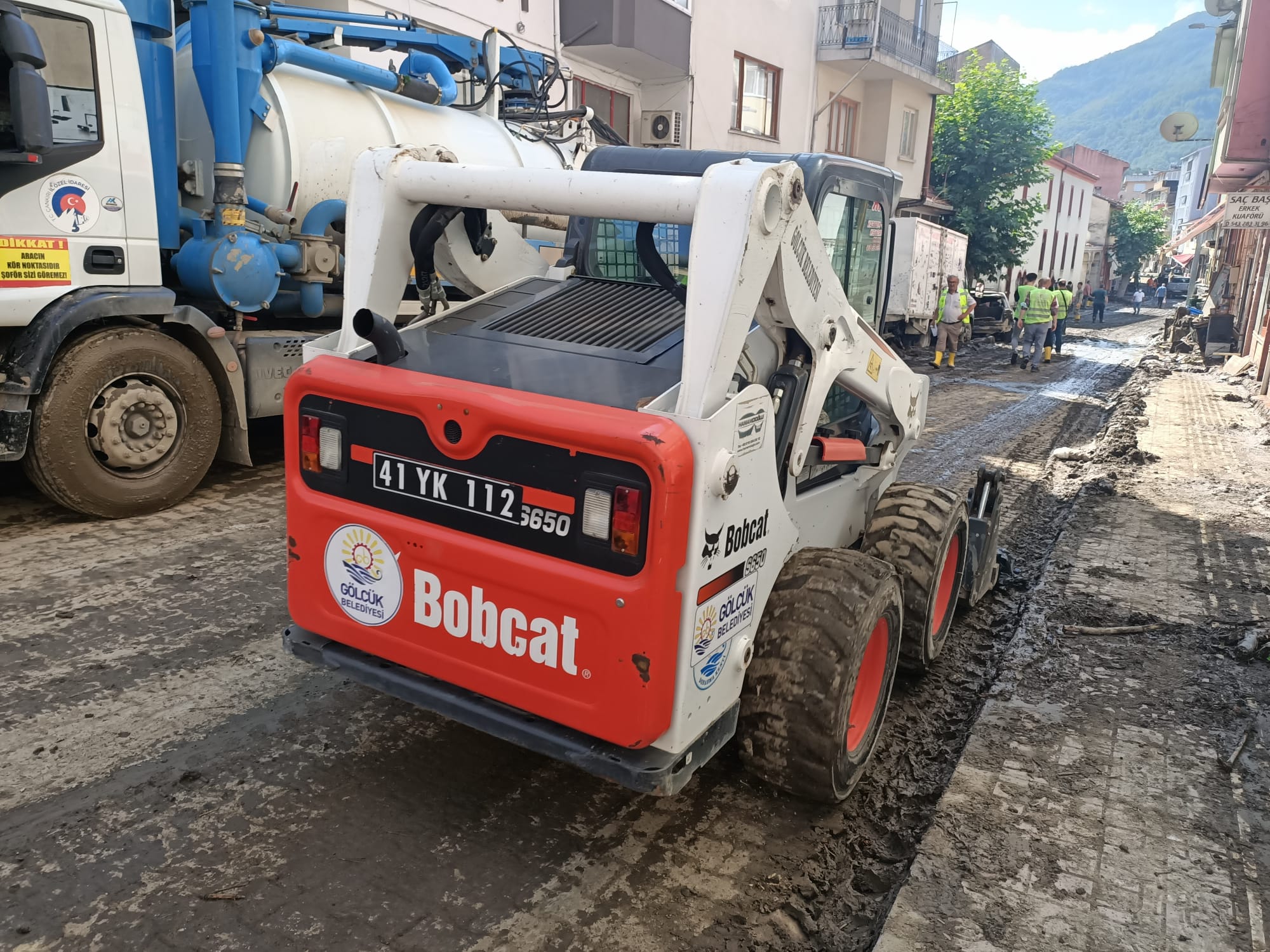 BÜYÜKŞEHİR EKİPLERİ, SEL BÖLGESİNDE YARALARA MERHEM OLUYOR