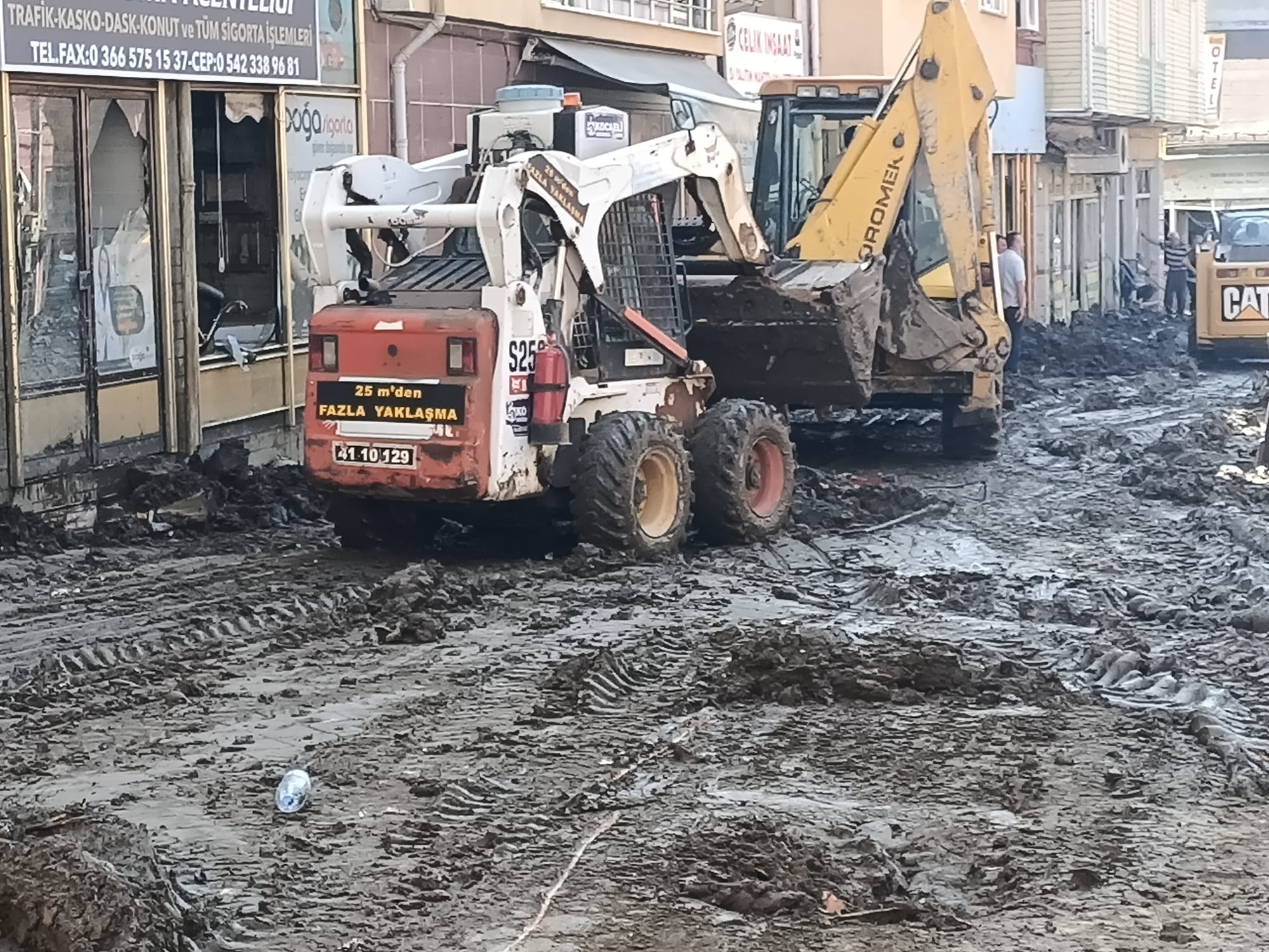BÜYÜKŞEHİR EKİPLERİ, SEL BÖLGESİNDE YARALARA MERHEM OLUYOR