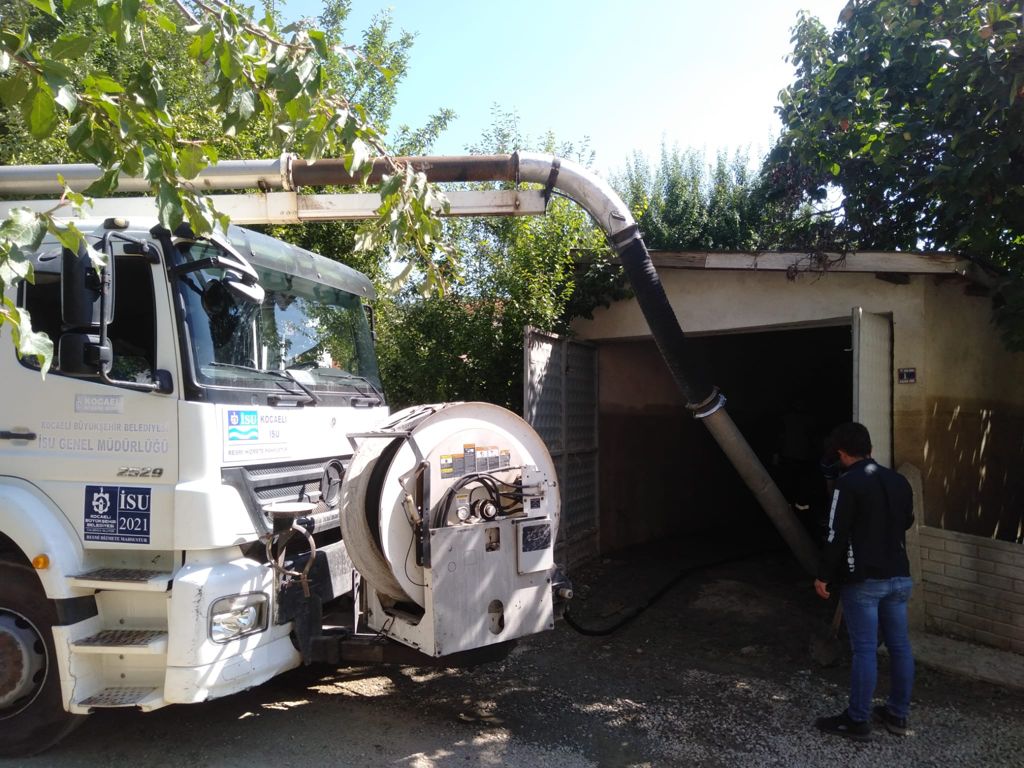 BÜYÜKŞEHİR EKİPLERİ, SEL BÖLGESİNDE YARALARA MERHEM OLUYOR
