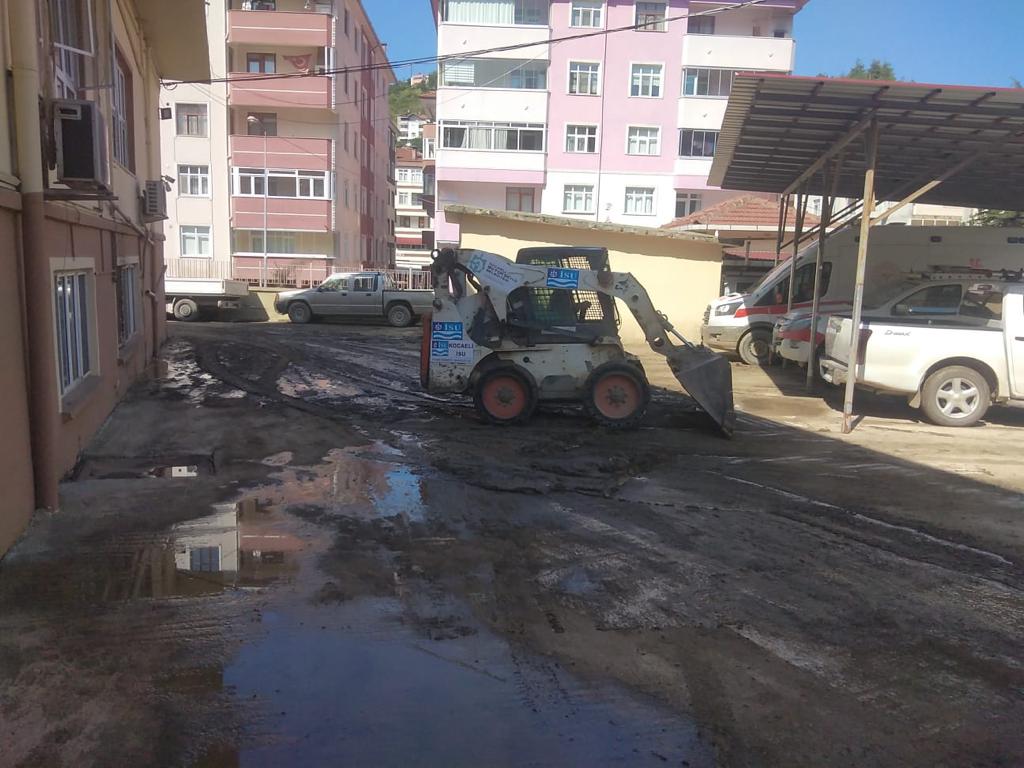 BÜYÜKŞEHİR EKİPLERİ, SEL BÖLGESİNDE YARALARA MERHEM OLUYOR