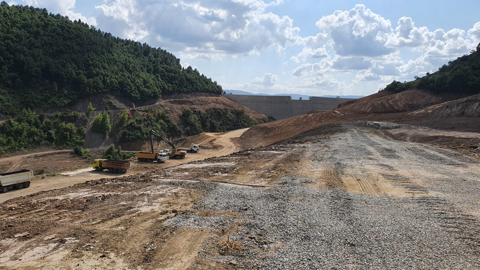 KARAMÜRSEL İHSANİYE BARAJI’NDA TEMİZLİK ÇALIŞMALARI YAPILIYOR