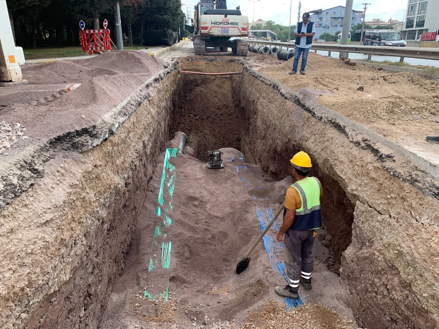 DERİNCE İSTİKLAL CADDESİ’NDE ALTYAPI ÇALIŞMALARI YAPILIYOR