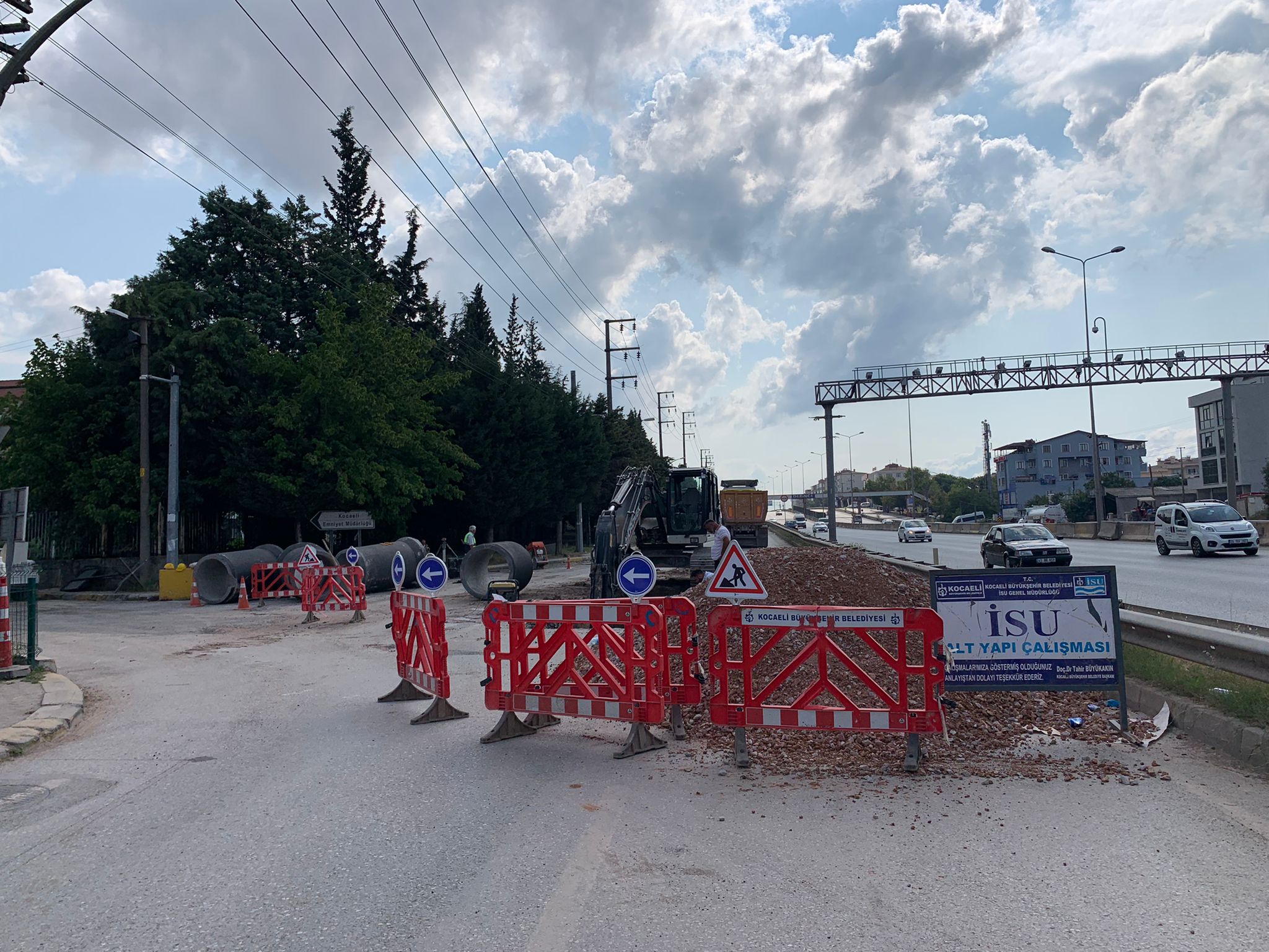 DERİNCE İSTİKLAL CADDESİ’NDE ALTYAPI ÇALIŞMALARI YAPILIYOR