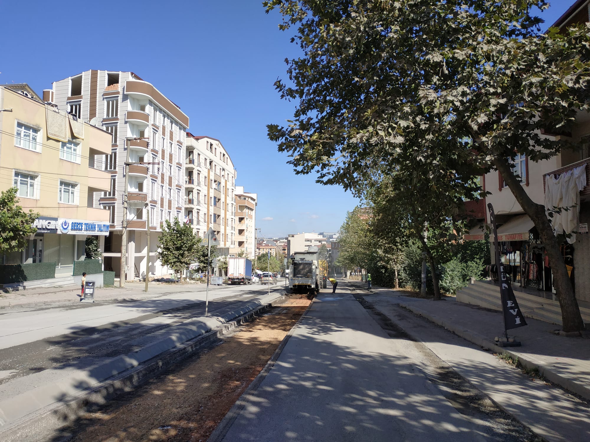 GEBZE’DEKİ ÖNEMLİ CADDEDE ŞİMDİ ÜSTYAPI ÇALIŞMASI YAPILIYOR