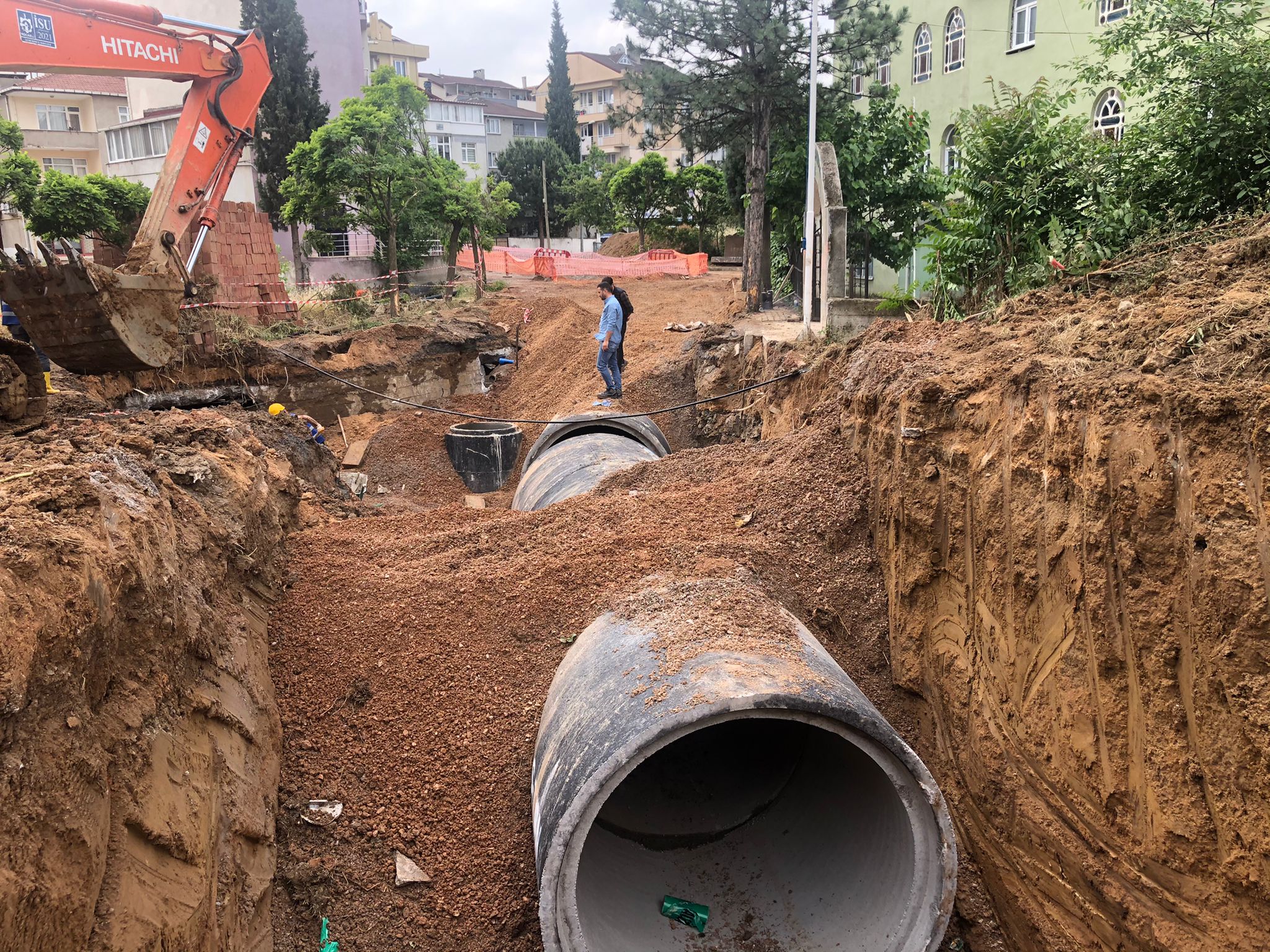 ÇAYIROVA ÖZGÜRLÜK MAHALLESİNDE YAĞMURSUYU ÇALIŞMALARI