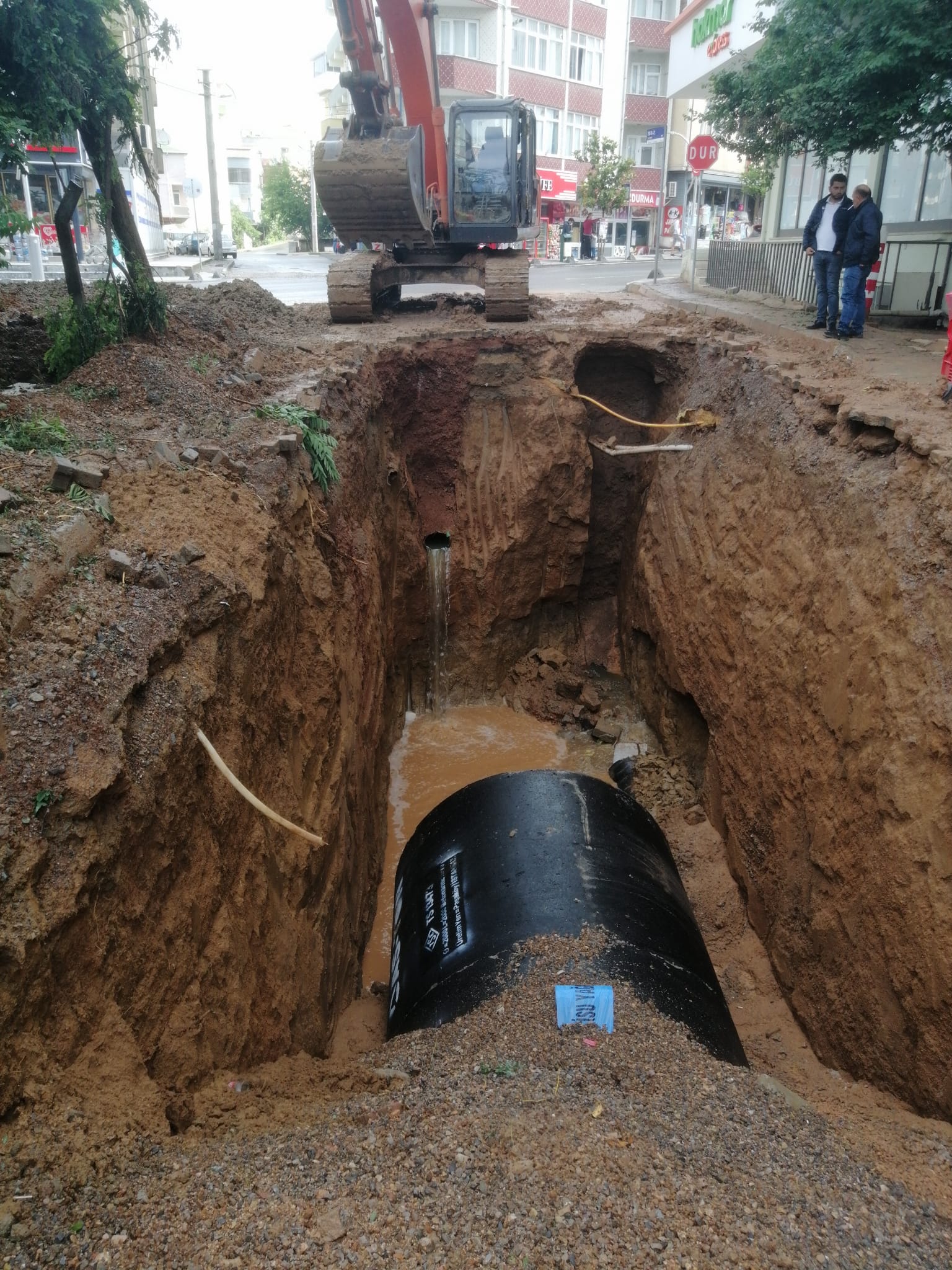 ÇAYIROVA ÖZGÜRLÜK MAHALLESİNDE YAĞMURSUYU ÇALIŞMALARI