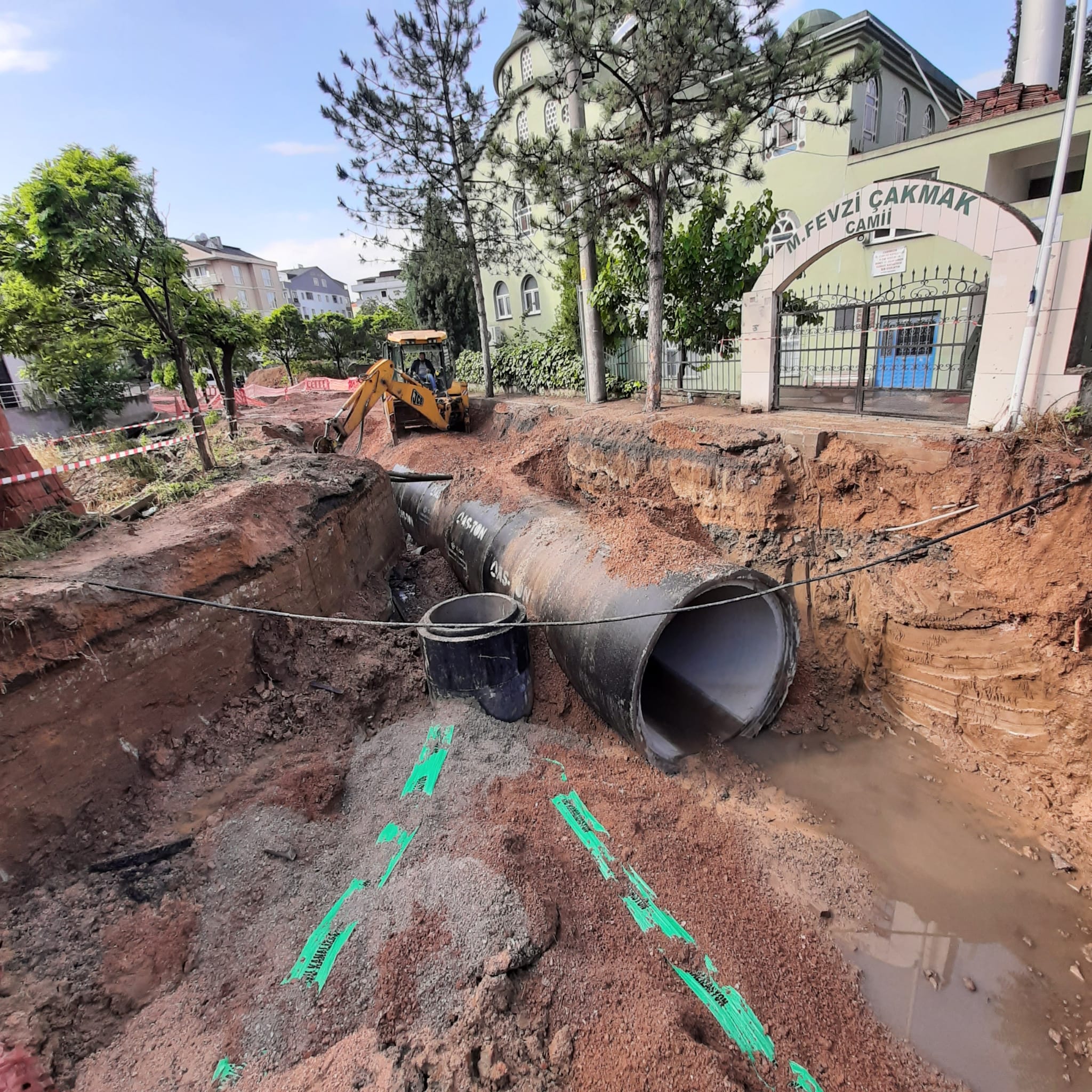 ÇAYIROVA ÖZGÜRLÜK MAHALLESİNDE YAĞMURSUYU ÇALIŞMALARI
