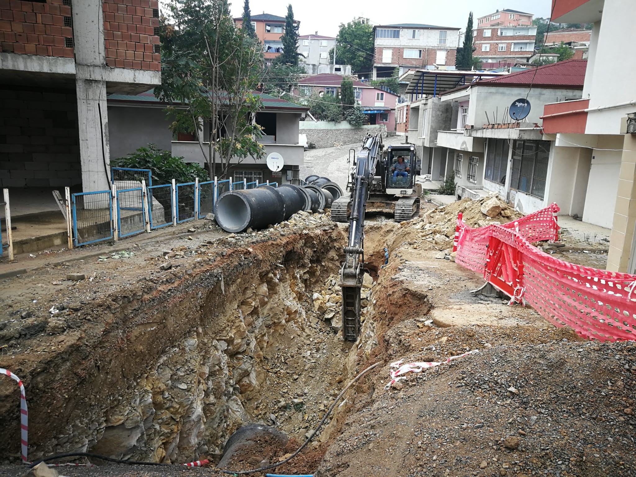 DİLOVASI’NA HAYAT KATACAK PROJE: ALTYAPI ÇALIŞMALARI PROGRAM ÇERÇEVESİNDE SÜRÜYOR