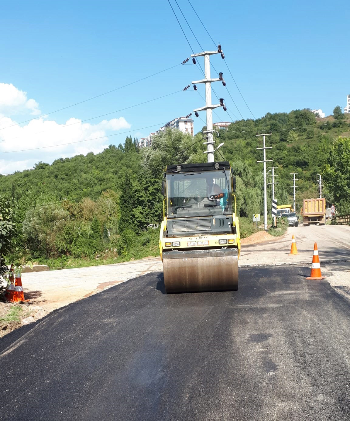 İZMİT TURAN GÜNEŞ CADDESİNDE ASFALT ÇALIŞMALARI YAPILIYOR