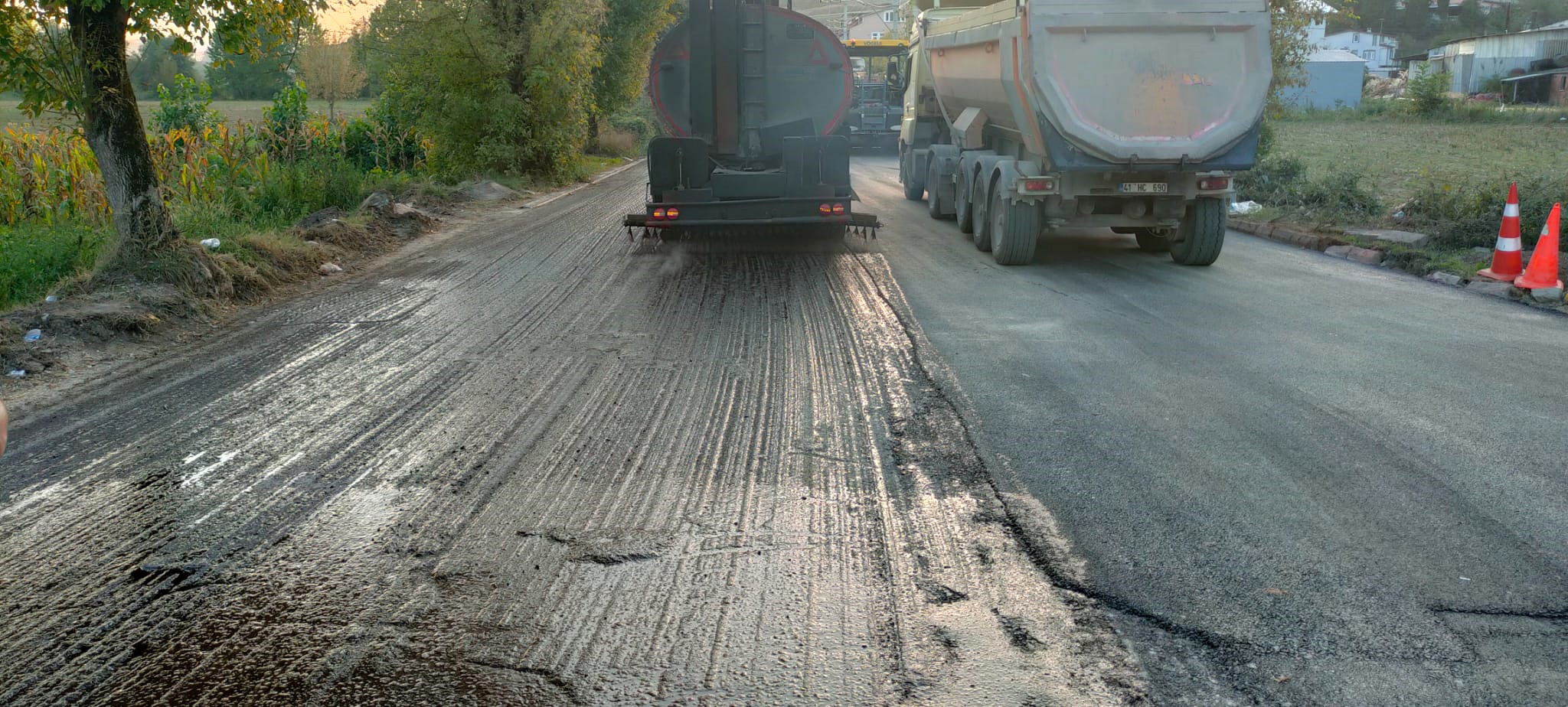 İZMİT TURAN GÜNEŞ CADDESİNDE ASFALT ÇALIŞMALARI YAPILIYOR