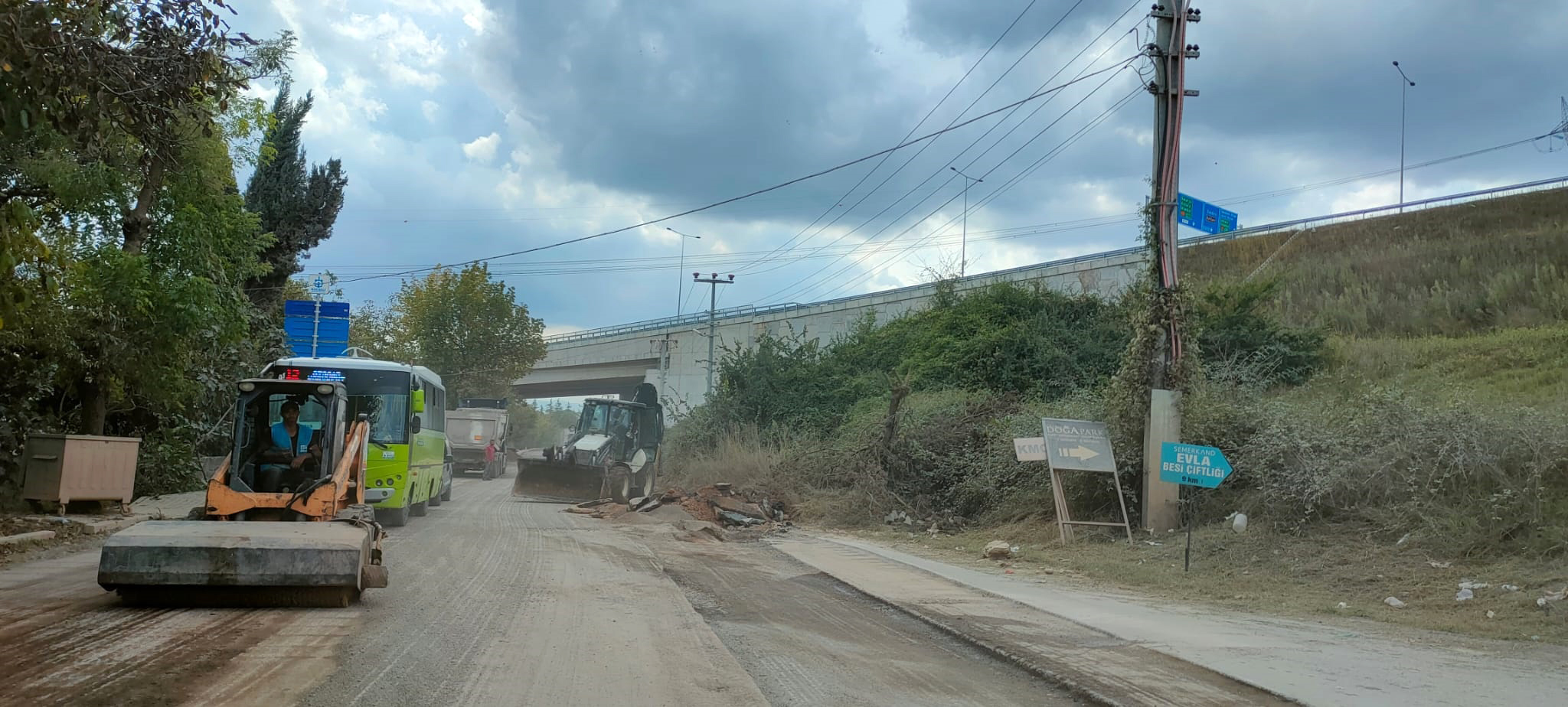 İZMİT TURAN GÜNEŞ CADDESİNDE ASFALT ÇALIŞMALARI YAPILIYOR