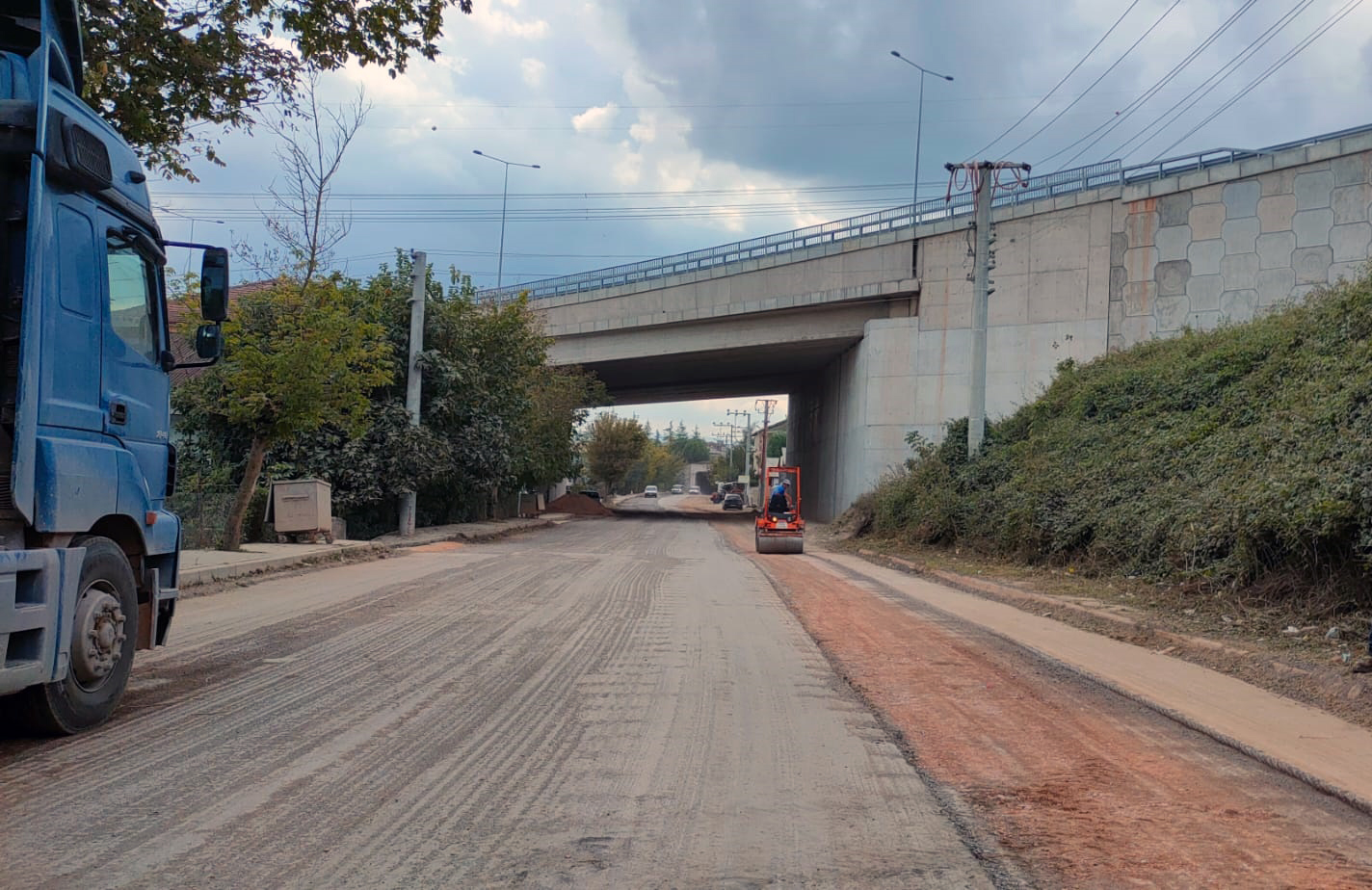 İZMİT TURAN GÜNEŞ CADDESİNDE ASFALT ÇALIŞMALARI YAPILIYOR