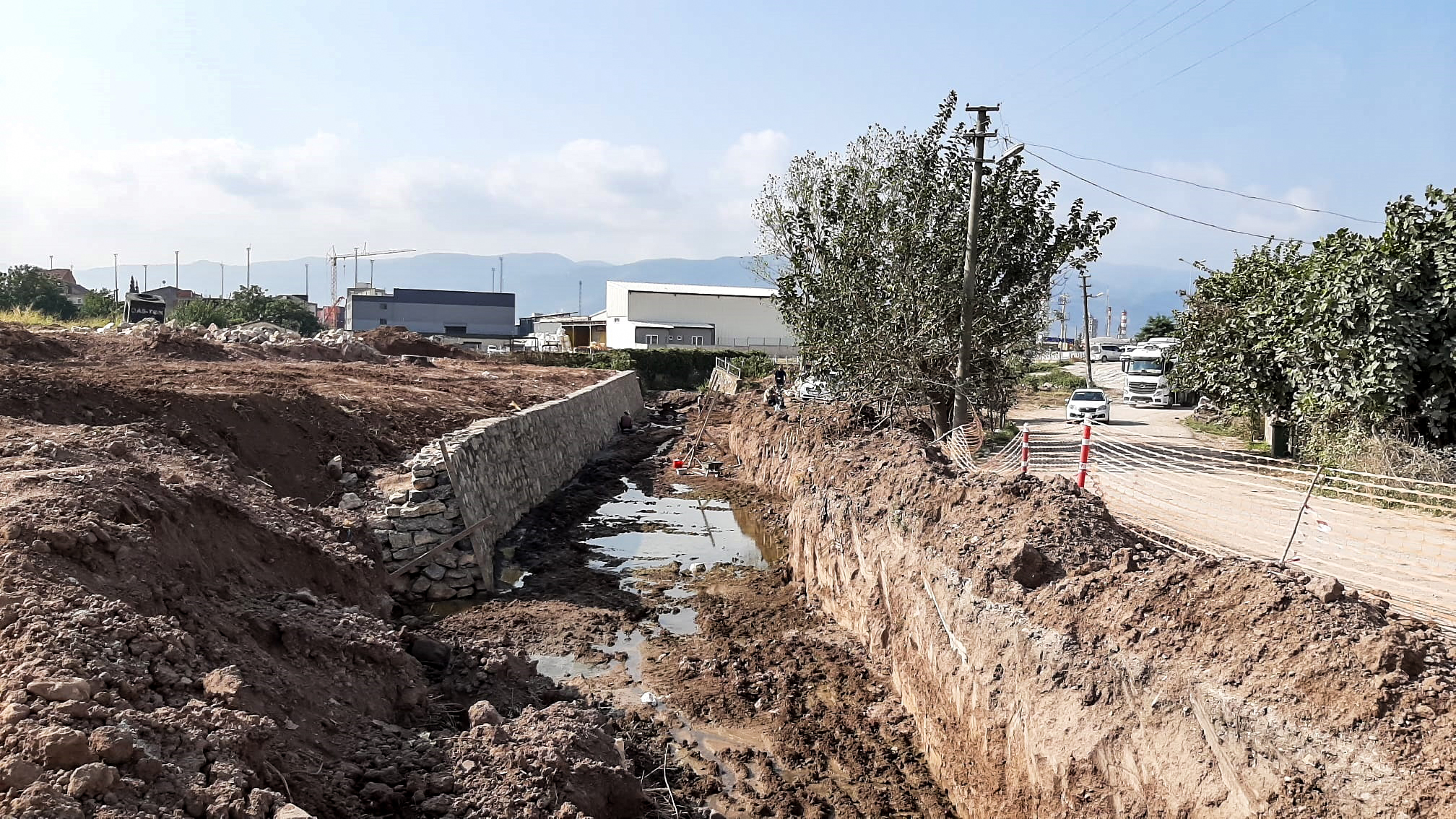 KÖRFEZ İLÇESİNDE DERELER ISLAH EDİLİYOR