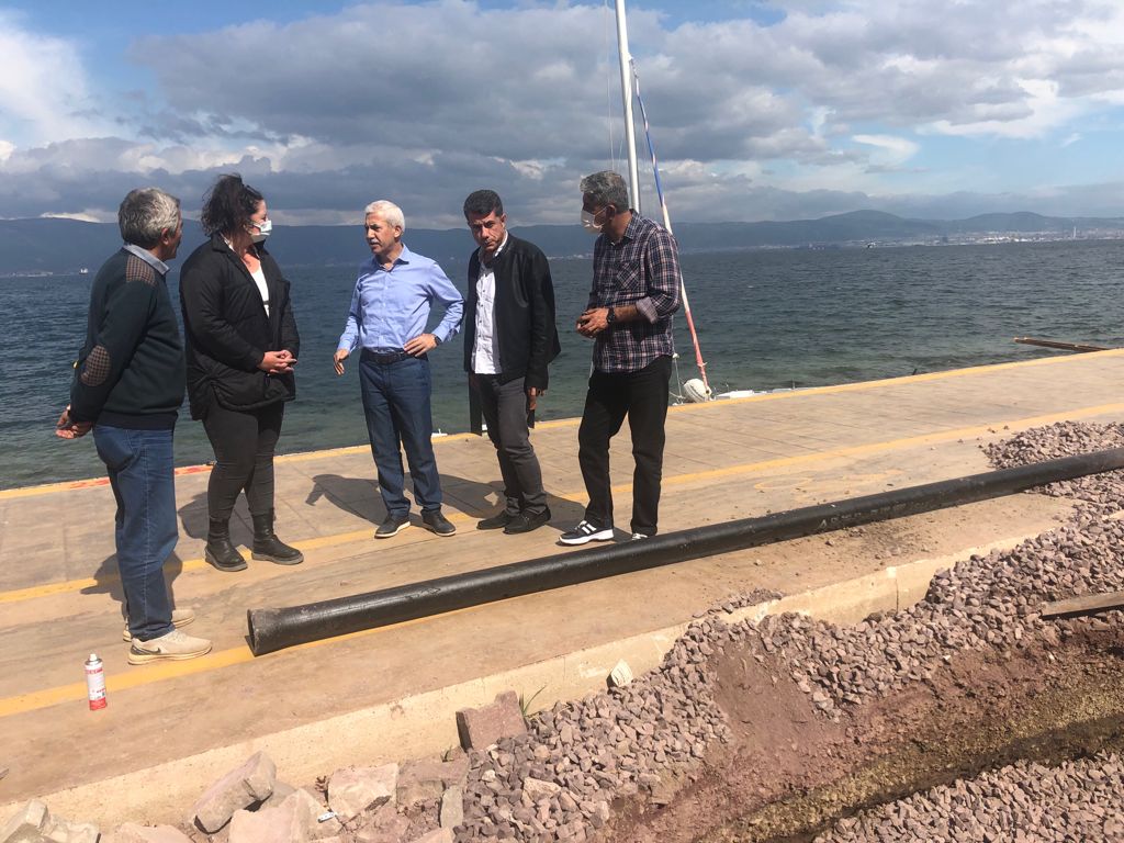 KARAMÜRSEL EREĞLİ SAHİL YOLUNDA ALTYAPI ÇALIŞMALARI YAPILIYOR