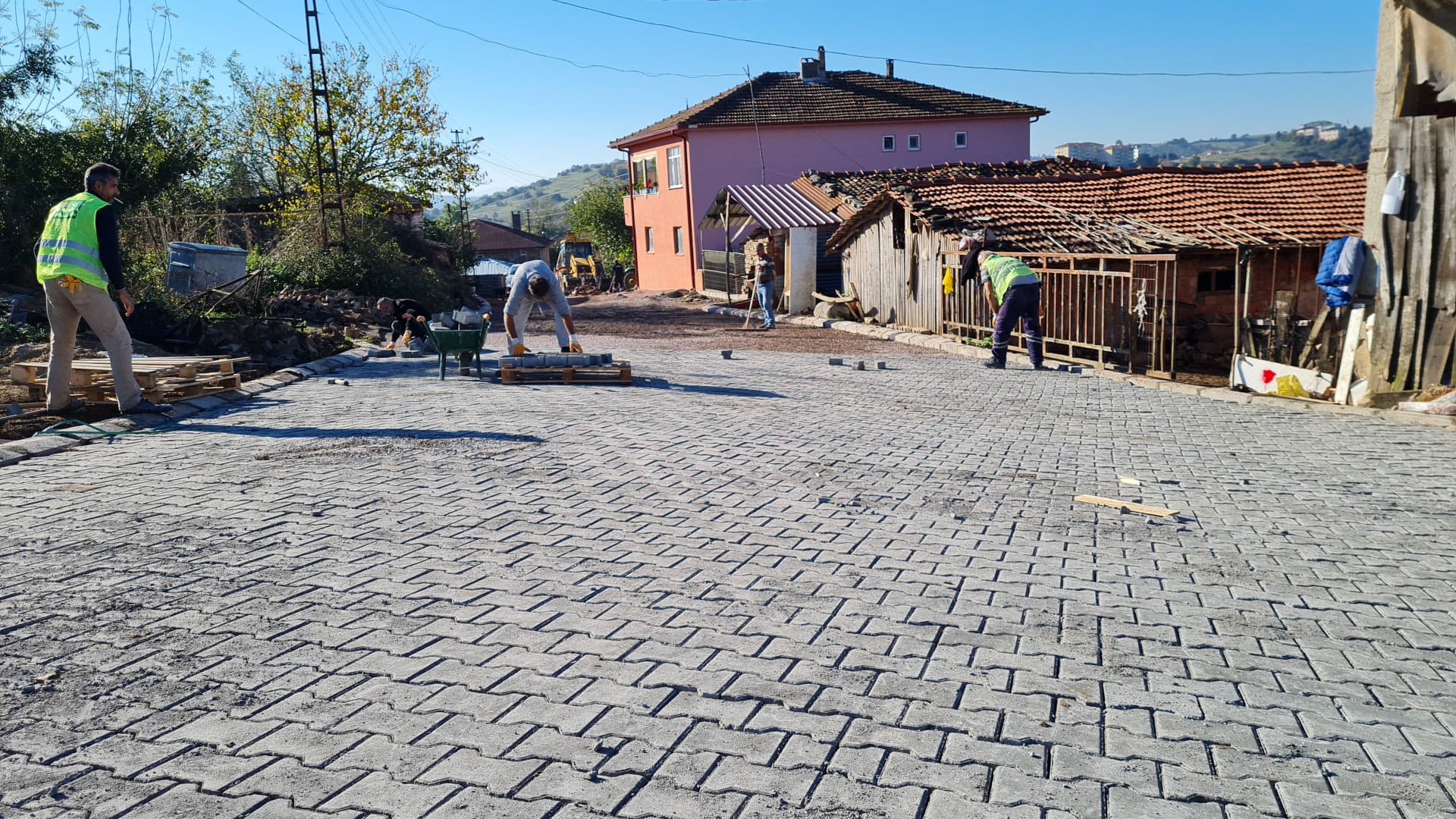 KANDIRA’DA ALTYAPIDAN SONRA ÜSTYAPI ÇALIŞMALARI YAPILIYOR