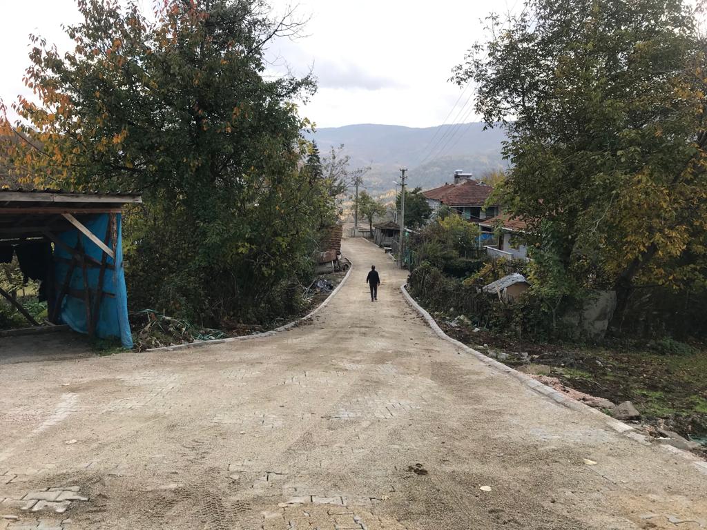 GÖLCÜK’TE ALTYAPISI TAMAMLANAN CADDE VE SOKAKLARDA  ÜSTYAPI YAPILIYOR