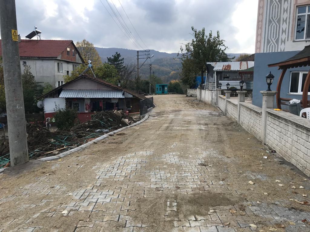 GÖLCÜK’TE ALTYAPISI TAMAMLANAN CADDE VE SOKAKLARDA  ÜSTYAPI YAPILIYOR