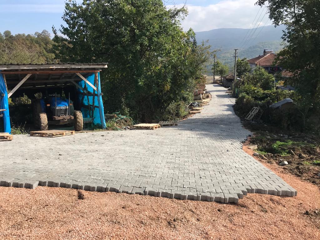 GÖLCÜK’TE ALTYAPISI TAMAMLANAN CADDE VE SOKAKLARDA  ÜSTYAPI YAPILIYOR
