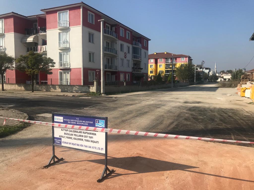 GÖLCÜK’TE ALTYAPISI TAMAMLANAN CADDE VE SOKAKLARDA  ÜSTYAPI YAPILIYOR