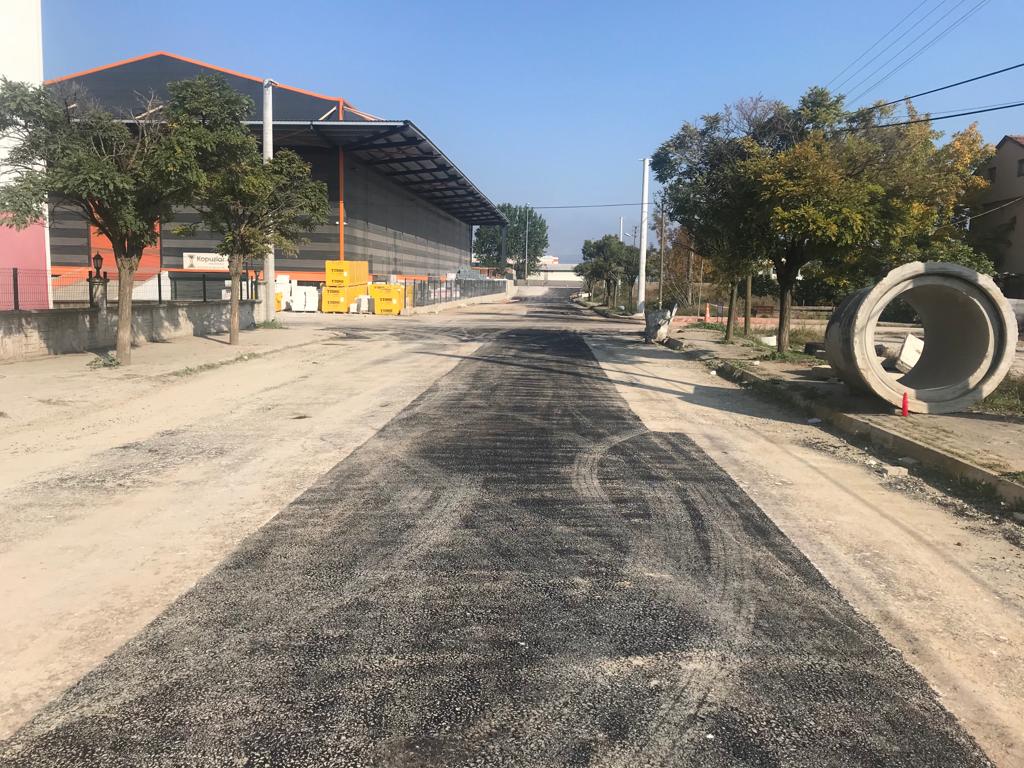 GÖLCÜK’TE ALTYAPISI TAMAMLANAN CADDE VE SOKAKLARDA  ÜSTYAPI YAPILIYOR