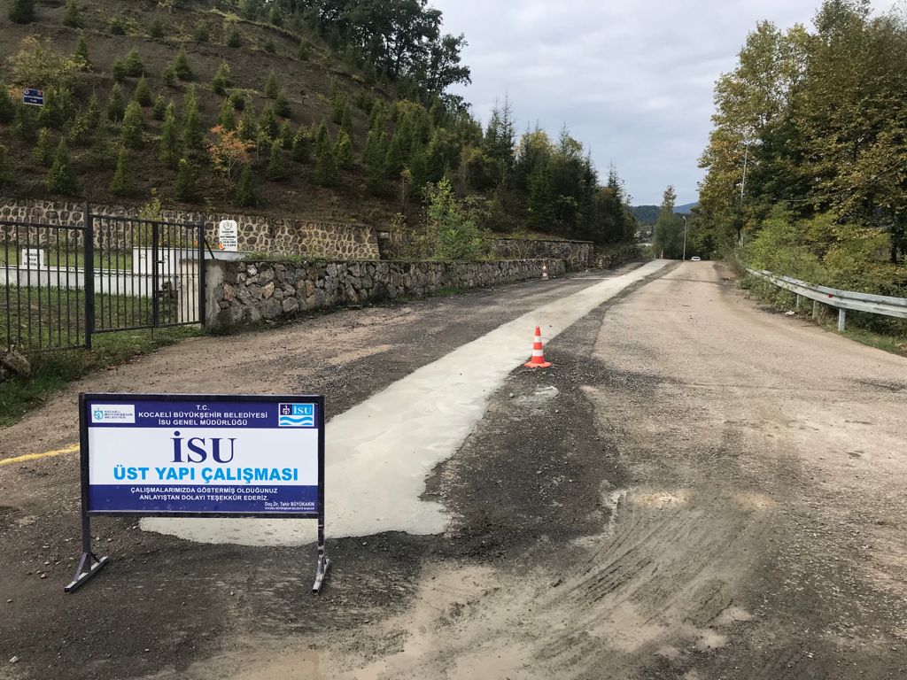 GÖLCÜK’TE ALTYAPISI TAMAMLANAN CADDE VE SOKAKLARDA  ÜSTYAPI YAPILIYOR