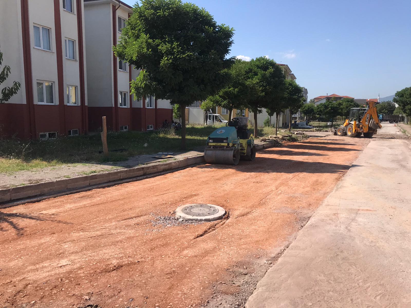 GÖLCÜK’TE ALTYAPISI TAMAMLANAN CADDE VE SOKAKLARDA  ÜSTYAPI YAPILIYOR