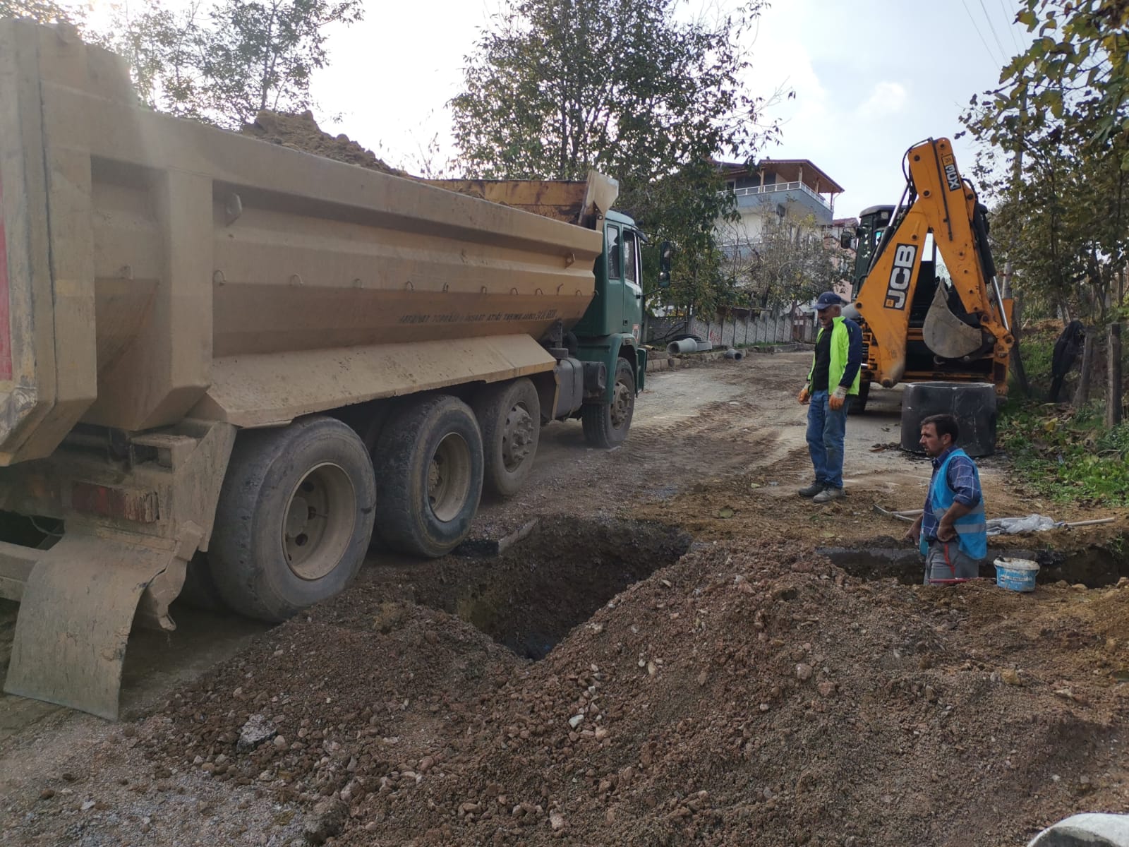AKMEŞE’DE ALTYAPI ÇALIŞMALARI DEVAM EDİYOR: 12.5 KM ALTYAPI HATTI YAPILDI