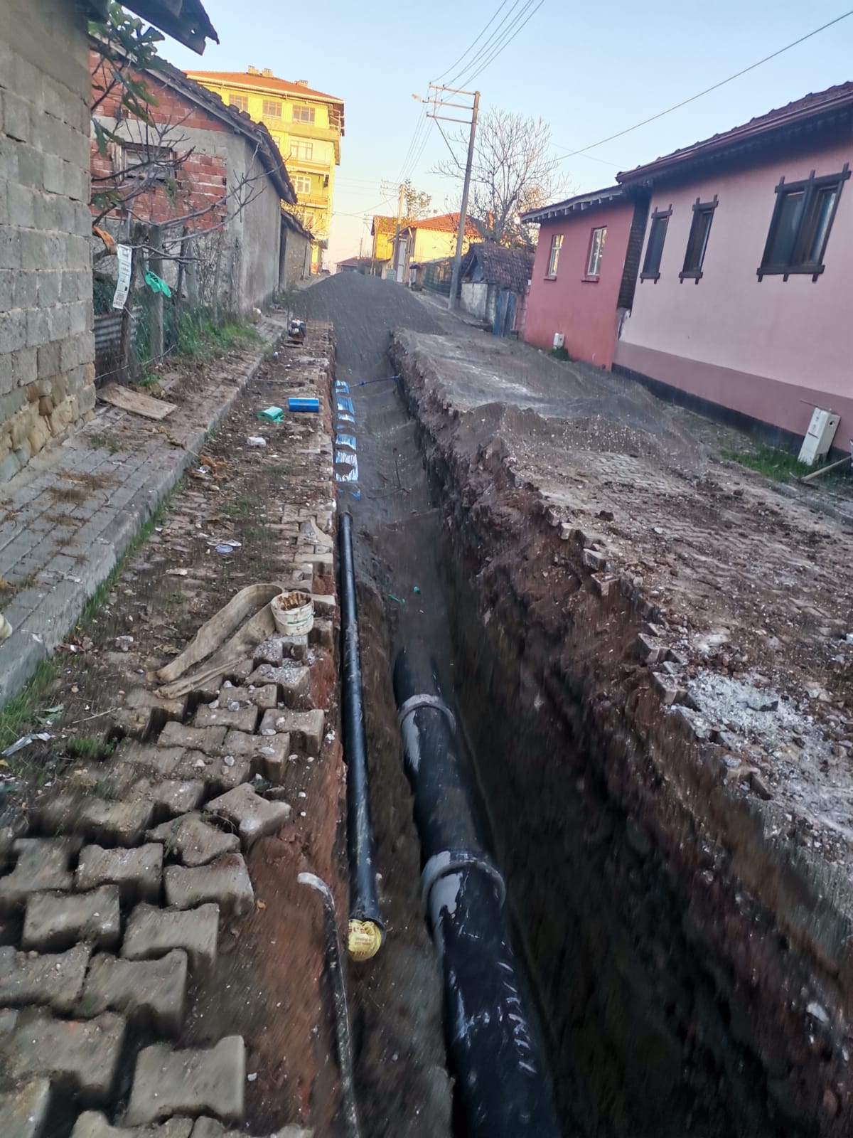 AKMEŞE’DE ALTYAPI ÇALIŞMALARI DEVAM EDİYOR: 12.5 KM ALTYAPI HATTI YAPILDI