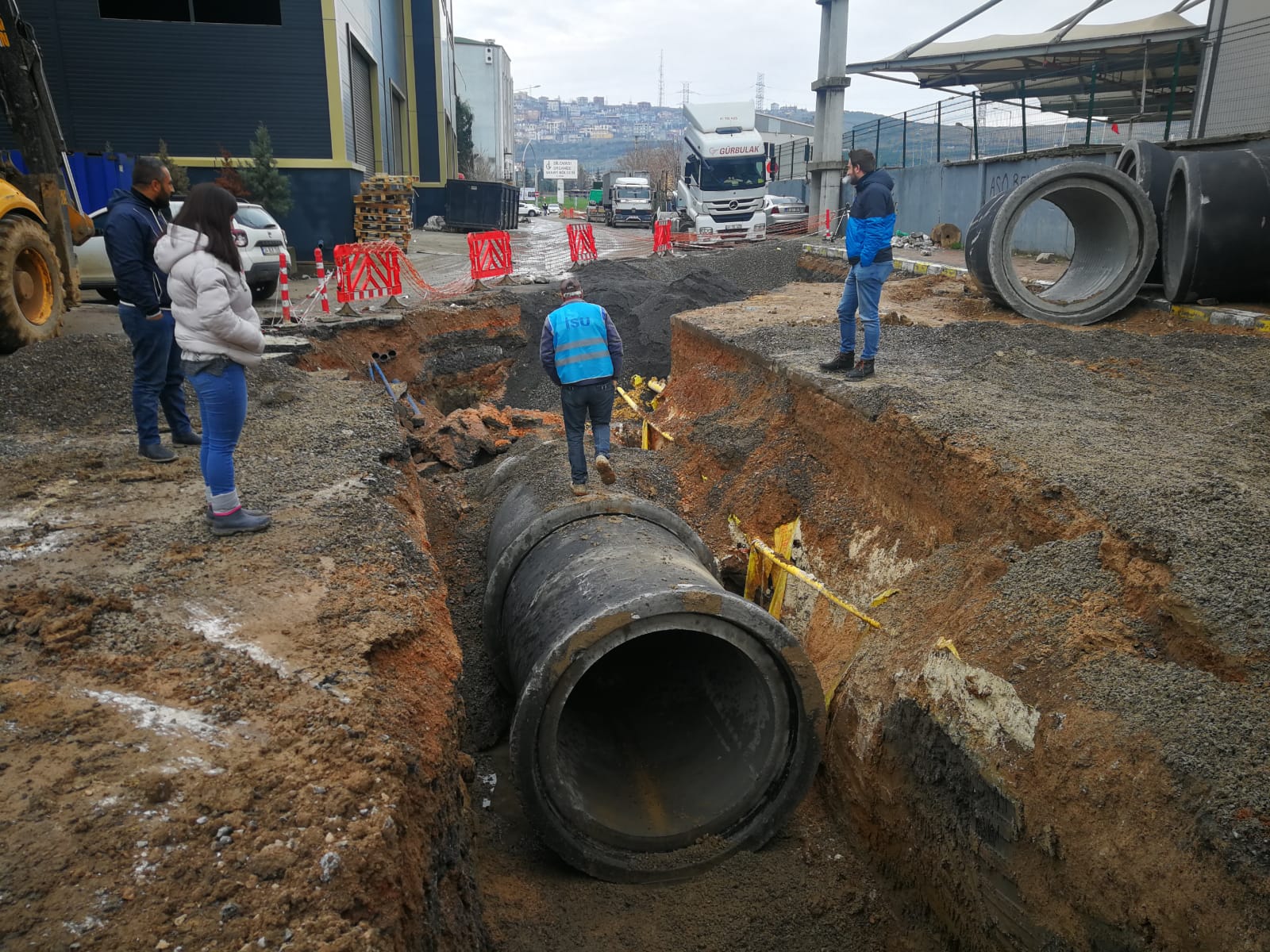  DİLOVASI’NDA SU BİRİKİNTİLERİNE SON:1570 METRE YAĞMURSUYU HATTI YAPILIYOR