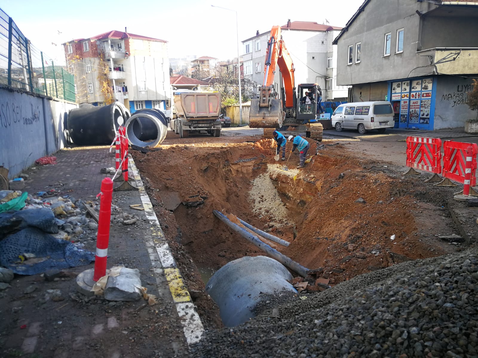  DİLOVASI’NDA SU BİRİKİNTİLERİNE SON:1570 METRE YAĞMURSUYU HATTI YAPILIYOR