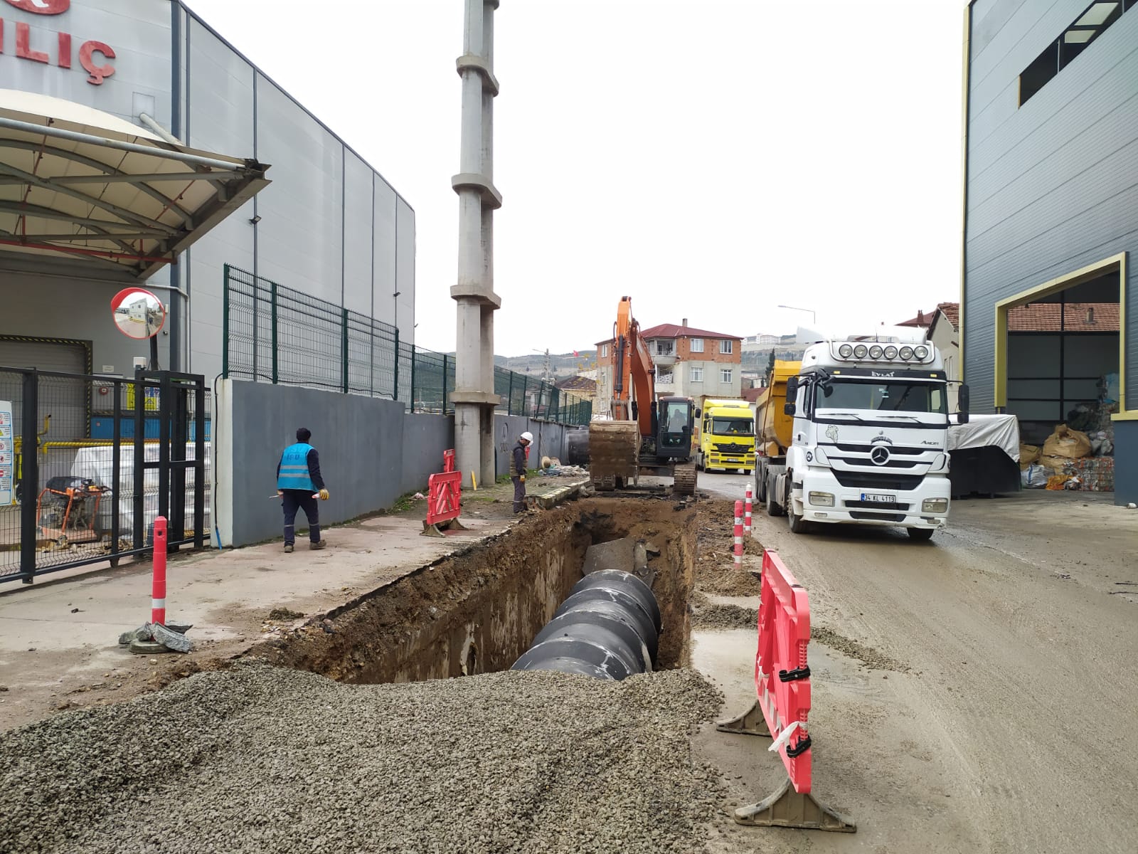  DİLOVASI’NDA SU BİRİKİNTİLERİNE SON:1570 METRE YAĞMURSUYU HATTI YAPILIYOR