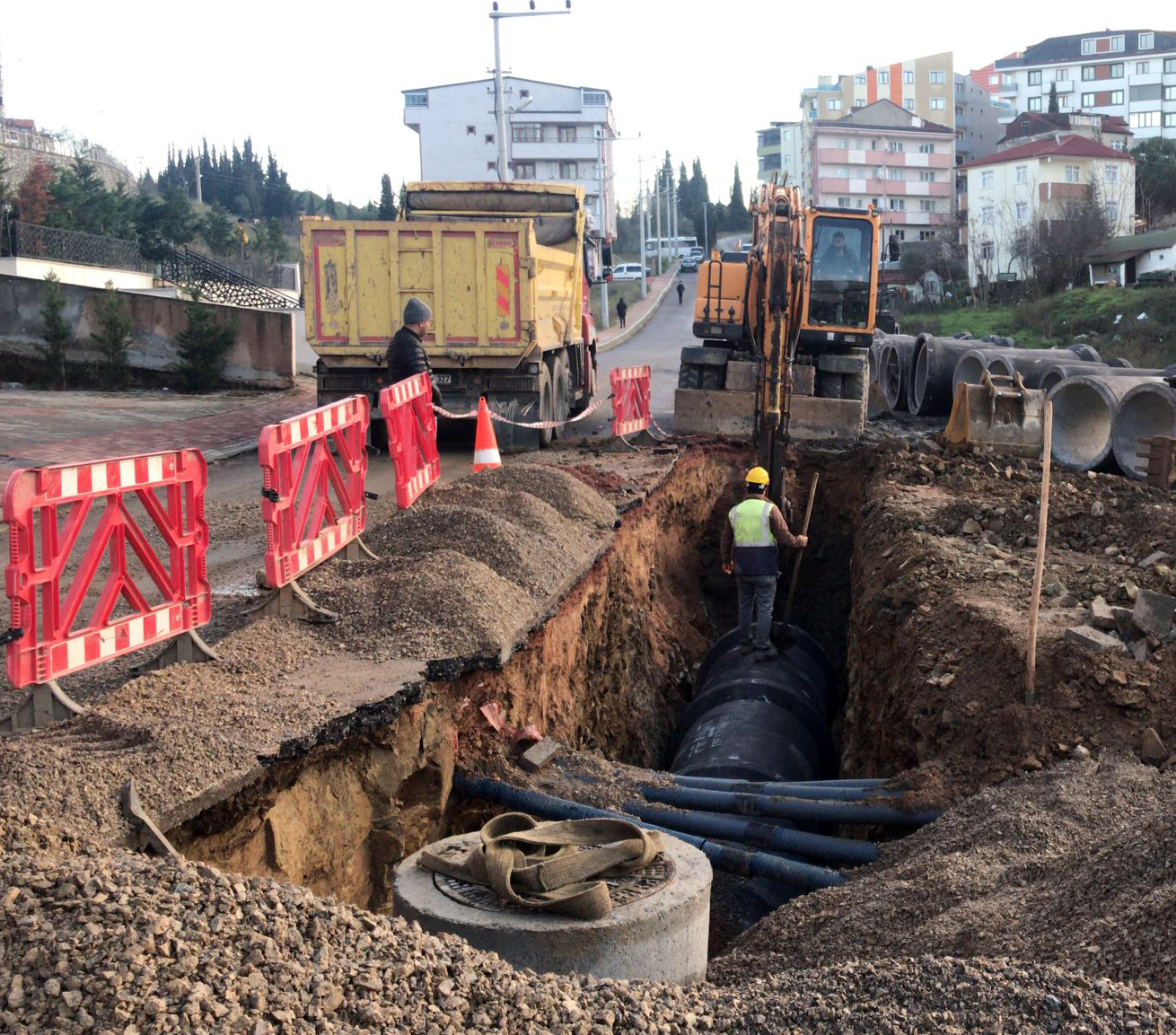 GEBZE BARIŞ MAHALLESİNDE ALTYAPI PROBLEMLERİ GİDERİLİYOR