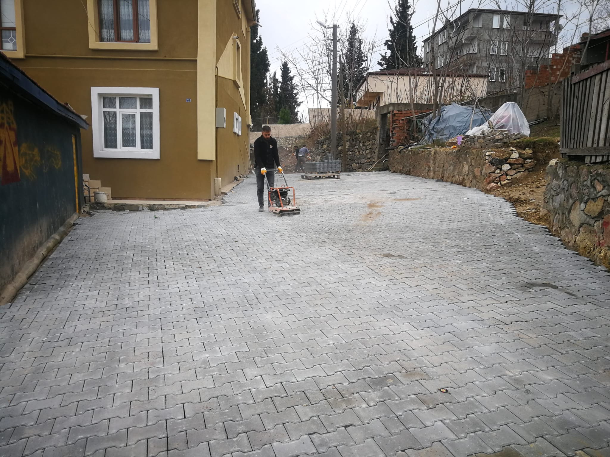 DİLOVASI’NA 17 BİN METREKARE PARKE