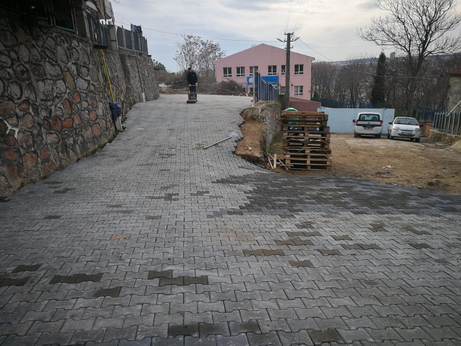 DİLOVASI’NA 17 BİN METREKARE PARKE
