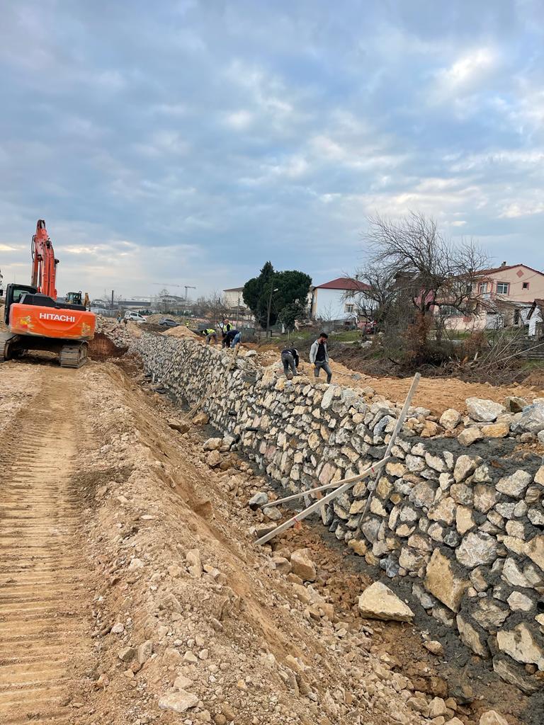 ÇAYIROVA ŞEKERPINAR’DA ALTYAPI VE  DERE ISLAHI ÇALIŞMALARI SÜRÜYOR