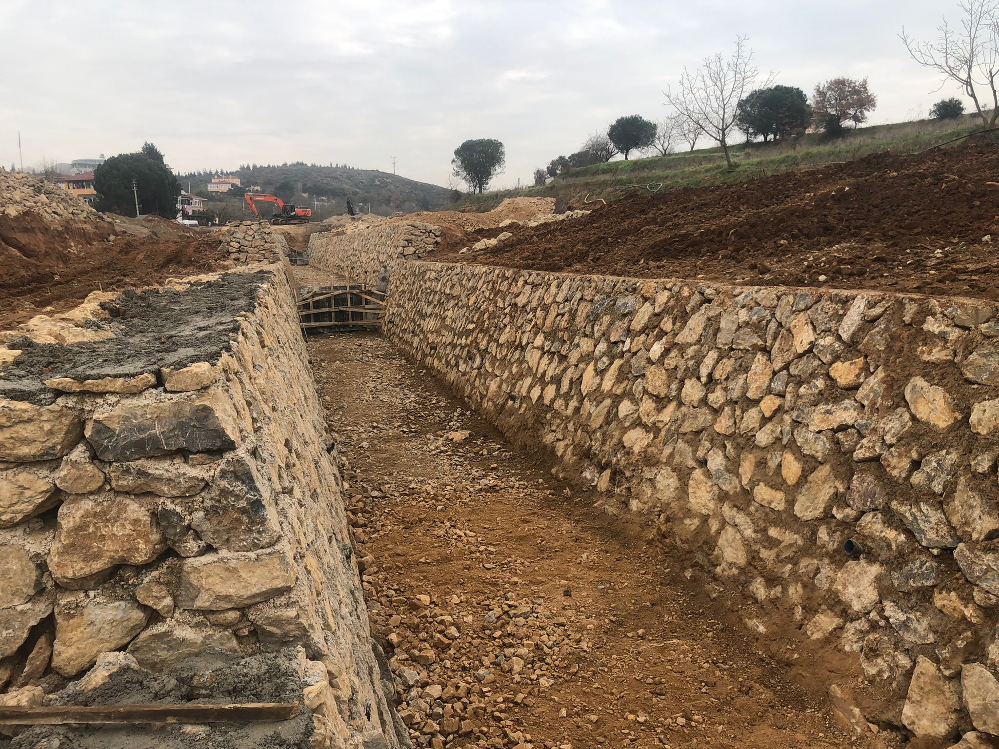 ÇAYIROVA ŞEKERPINAR’DA ALTYAPI VE  DERE ISLAHI ÇALIŞMALARI SÜRÜYOR