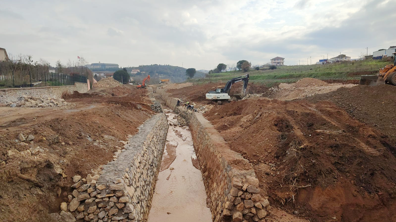 ÇAYIROVA ŞEKERPINAR’DA ALTYAPI VE  DERE ISLAHI ÇALIŞMALARI SÜRÜYOR