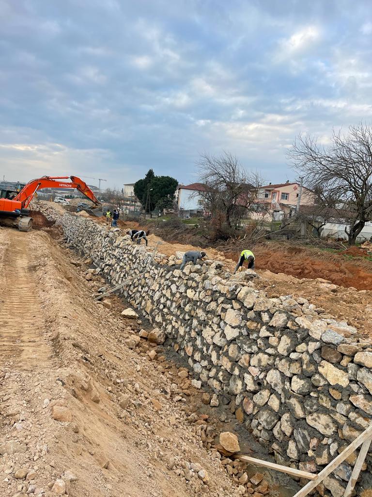 ÇAYIROVA ŞEKERPINAR’DA ALTYAPI VE  DERE ISLAHI ÇALIŞMALARI SÜRÜYOR