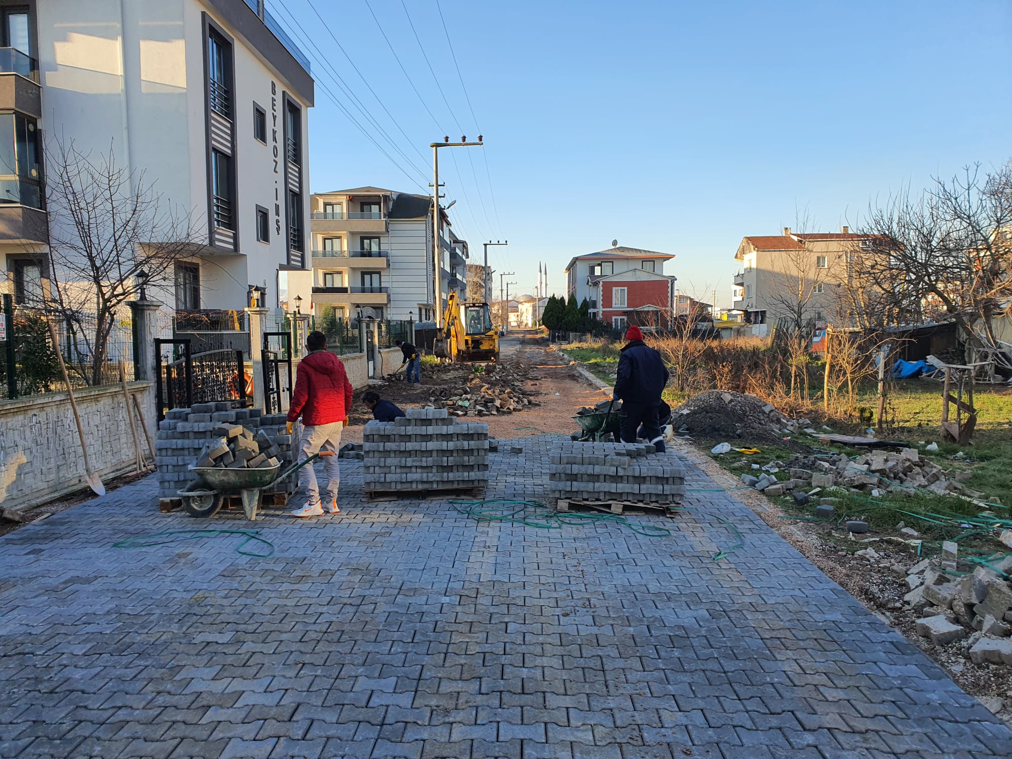KARTEPE İLÇESİNDE ÜSTYAPI ÇALIŞMALARI SÜRÜYOR