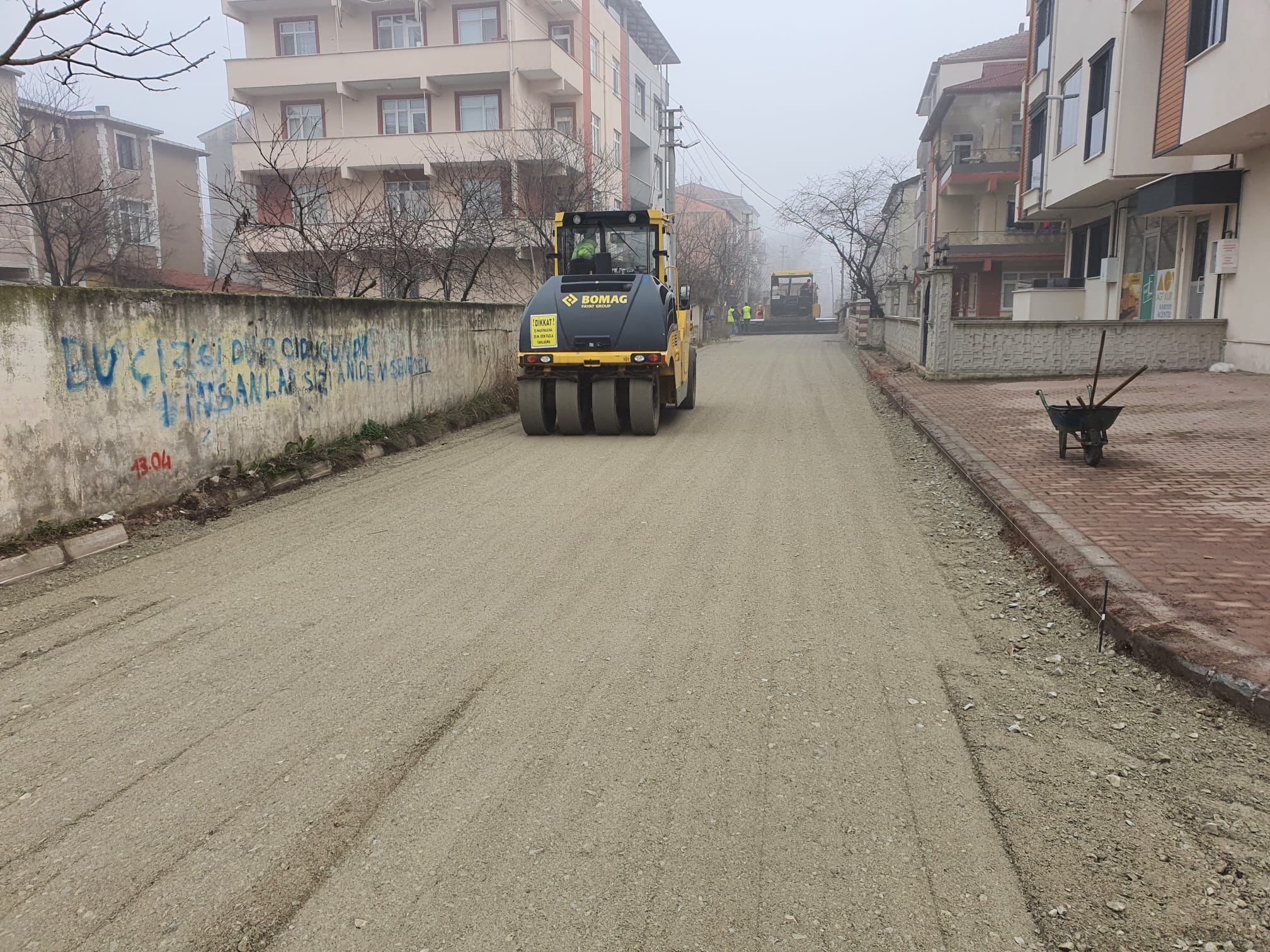 KARTEPE İLÇESİNDE ÜSTYAPI ÇALIŞMALARI SÜRÜYOR
