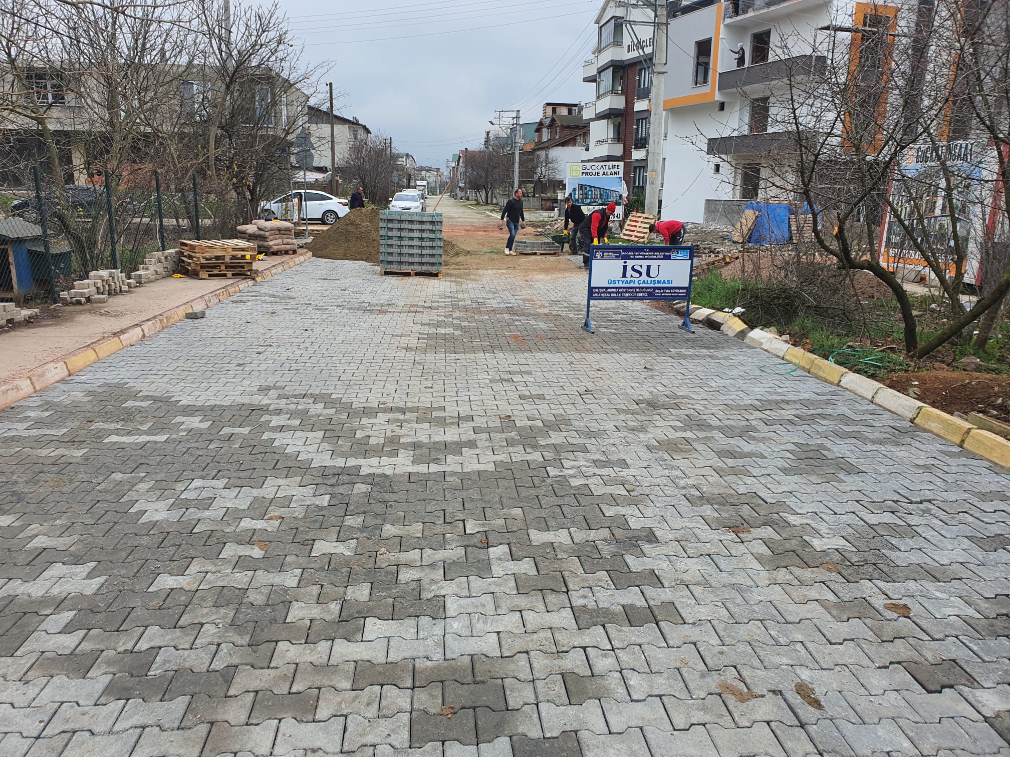 KARTEPE İLÇESİNDE ÜSTYAPI ÇALIŞMALARI SÜRÜYOR